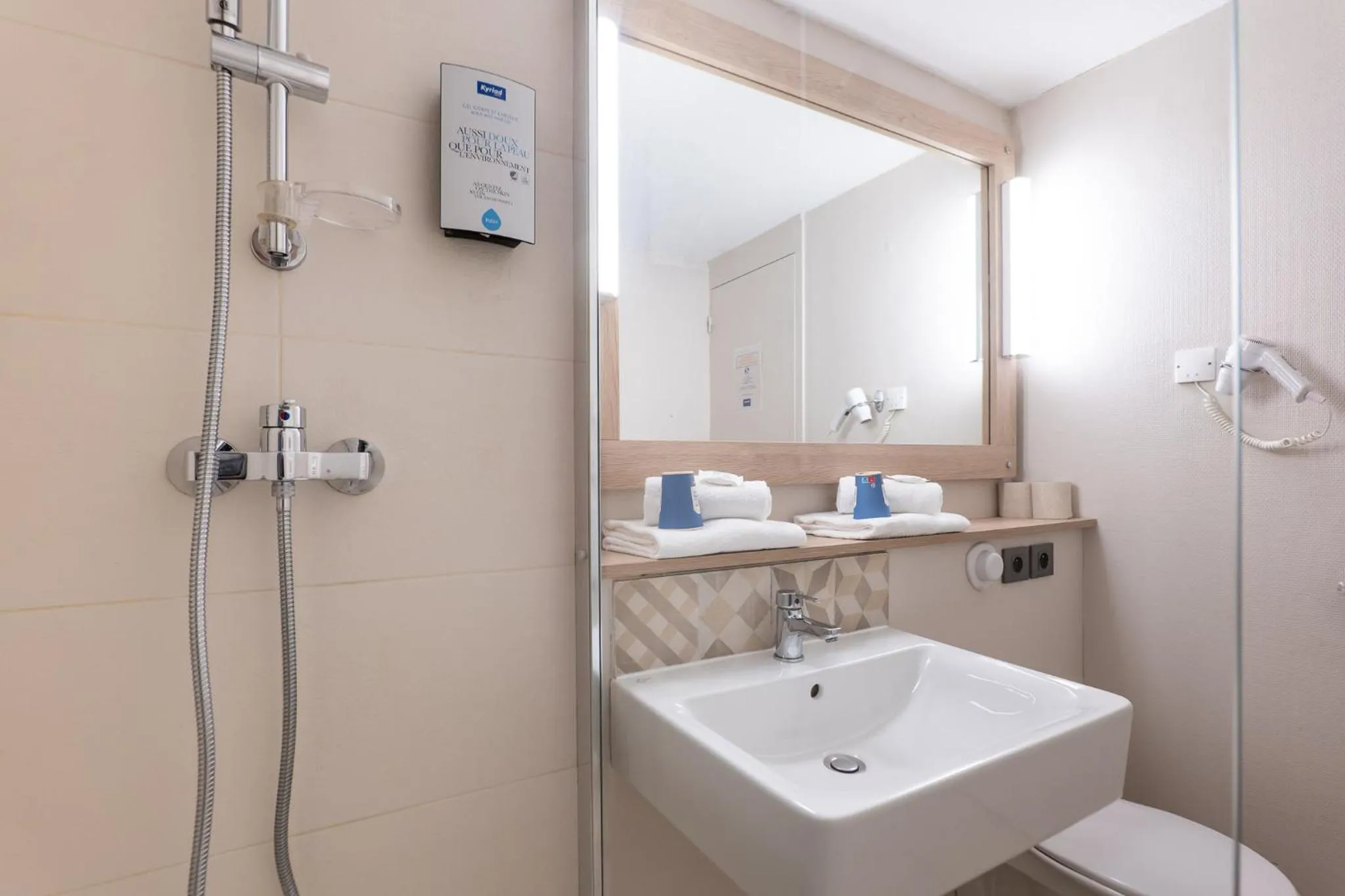 Shower in Kyriad Digne-Les-Bains