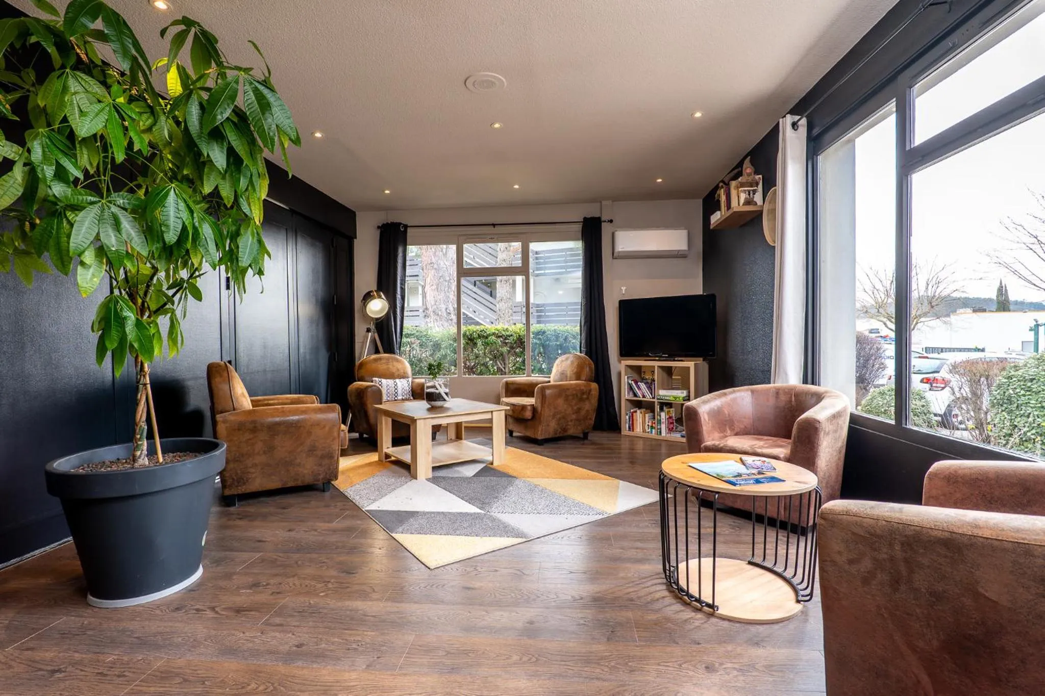 Communal lounge/ TV room in Kyriad Digne-Les-Bains