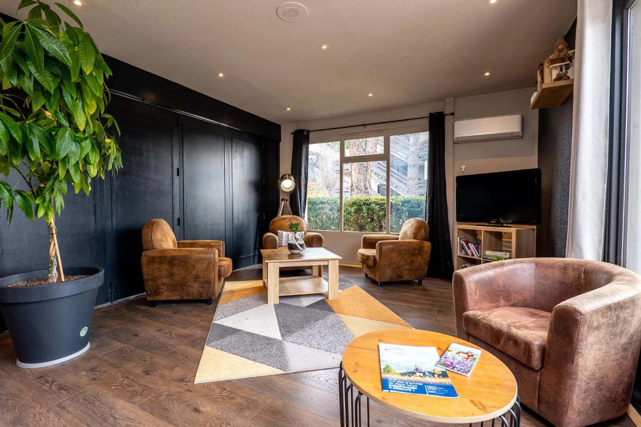 Communal lounge/ TV room in Kyriad Digne-Les-Bains