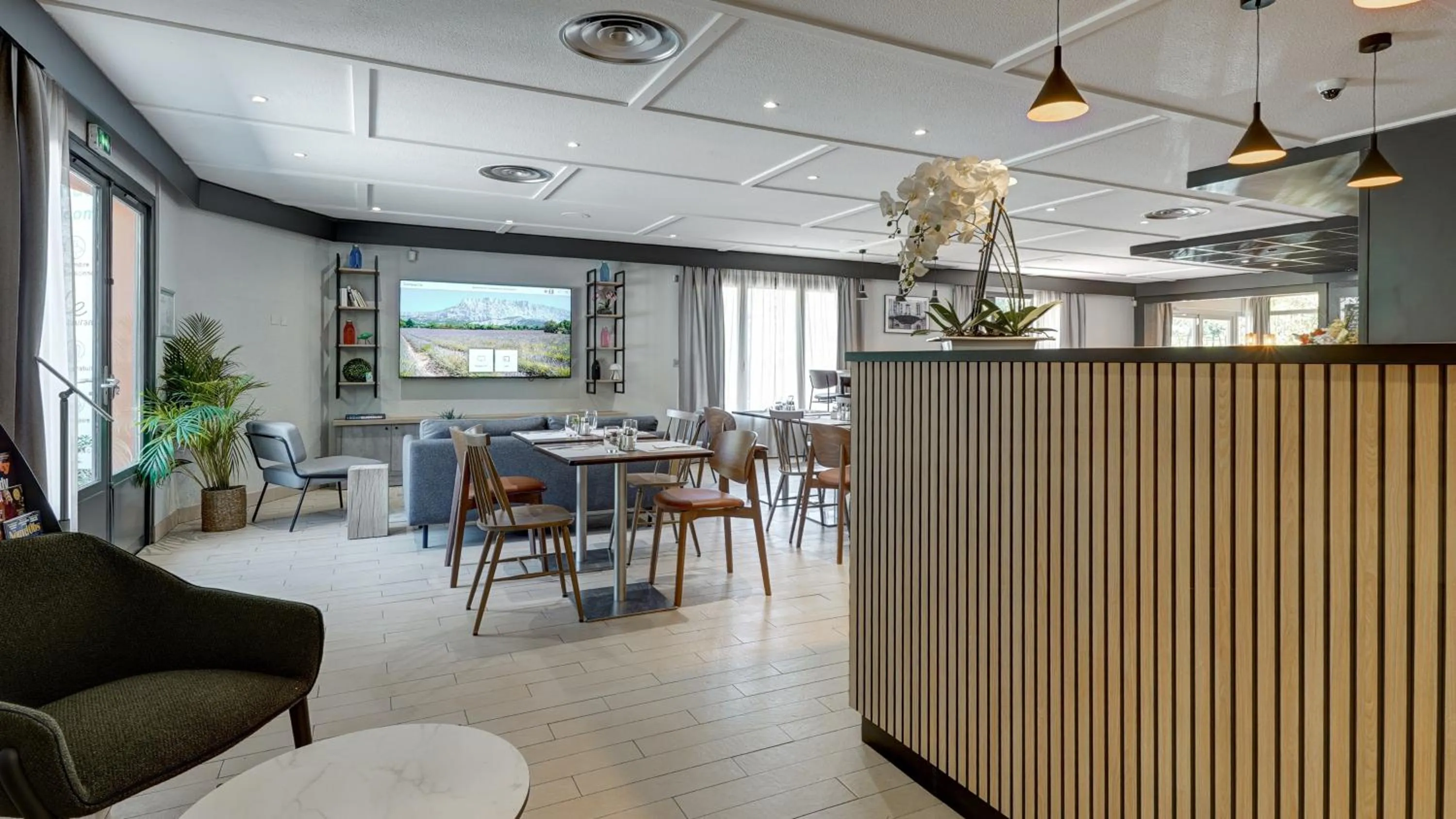 Lobby or reception in Campanile NATURE - Aix En Provence Meyreuil