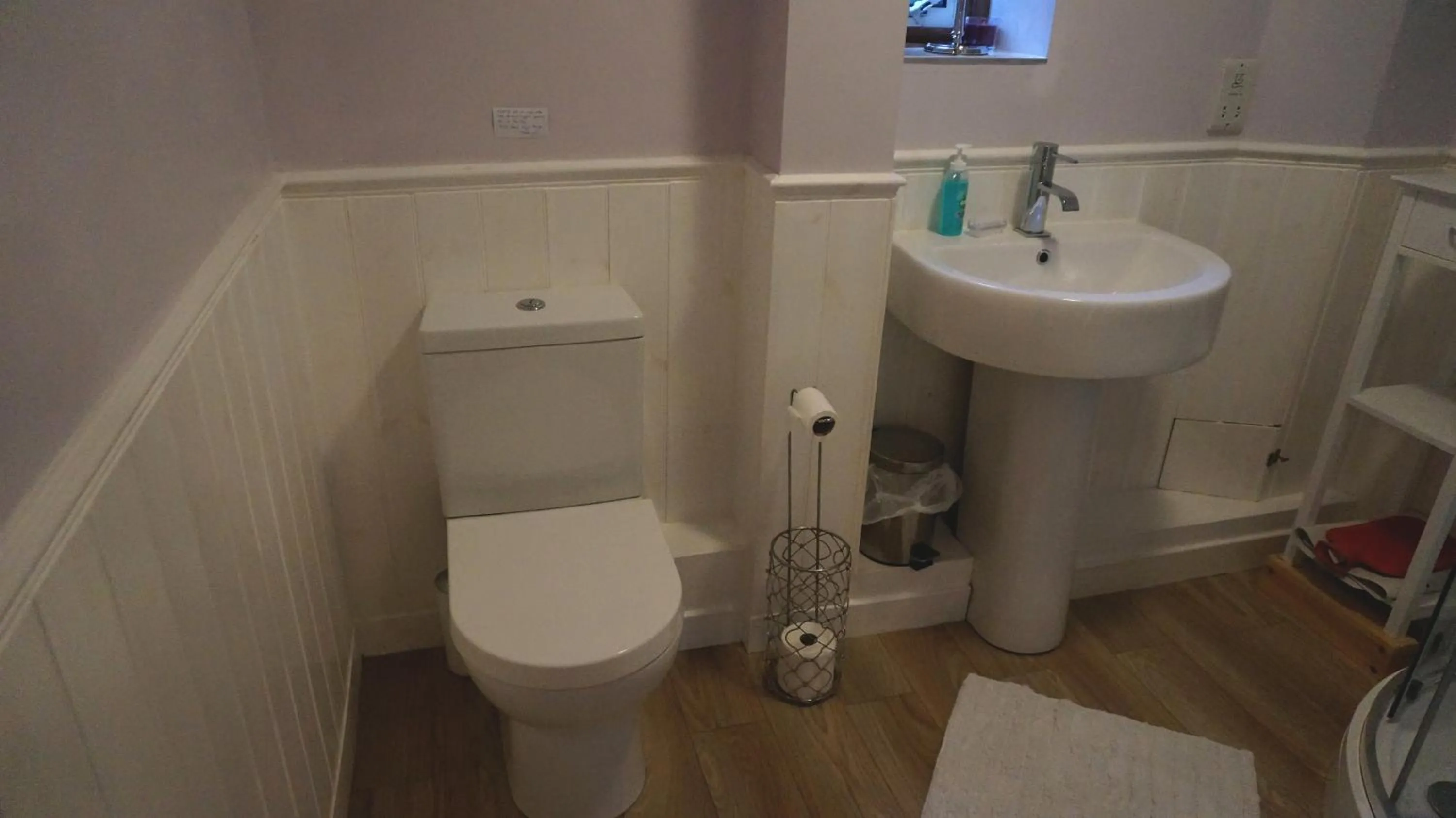 Toilet in Magpies Lodge