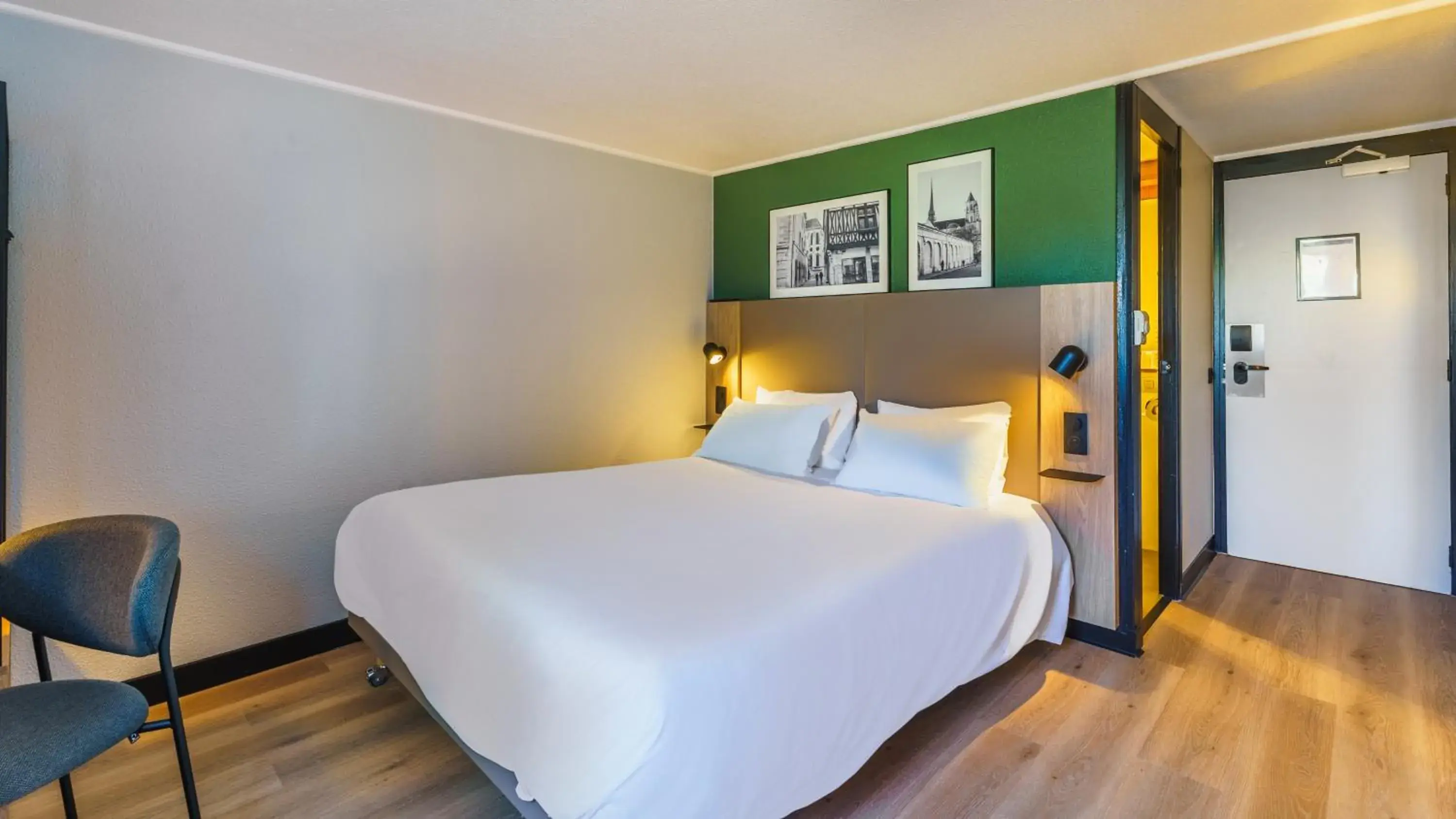 Superior Room - 1 King Bed in Campanile NATURE - Dijon Est Saint-Apollinaire Superior Room - 1 King Bed in Campanile NATURE - Dijon Est Saint-Apollinaire