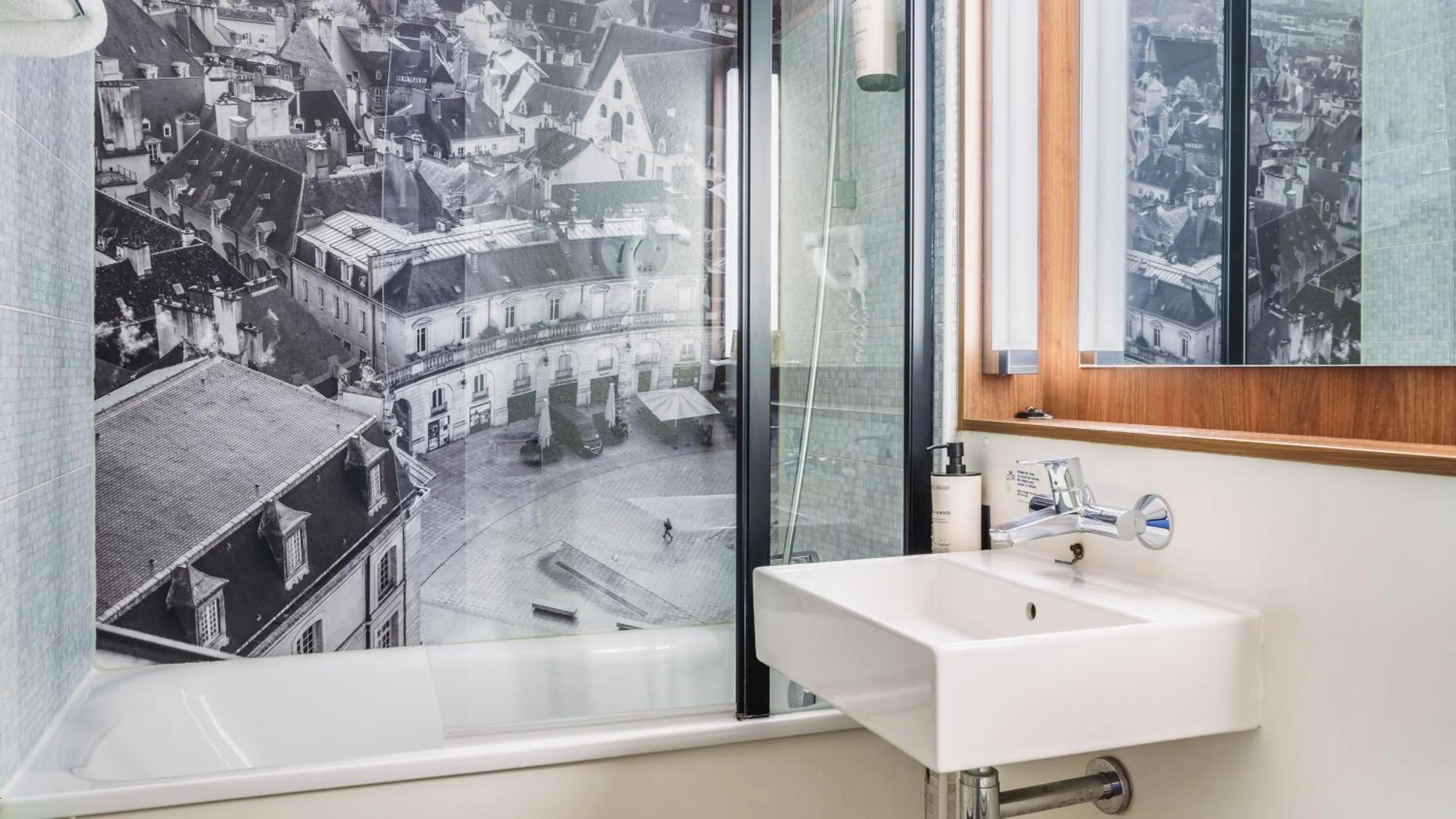 Bathroom in Campanile NATURE - Dijon Est Saint-Apollinaire