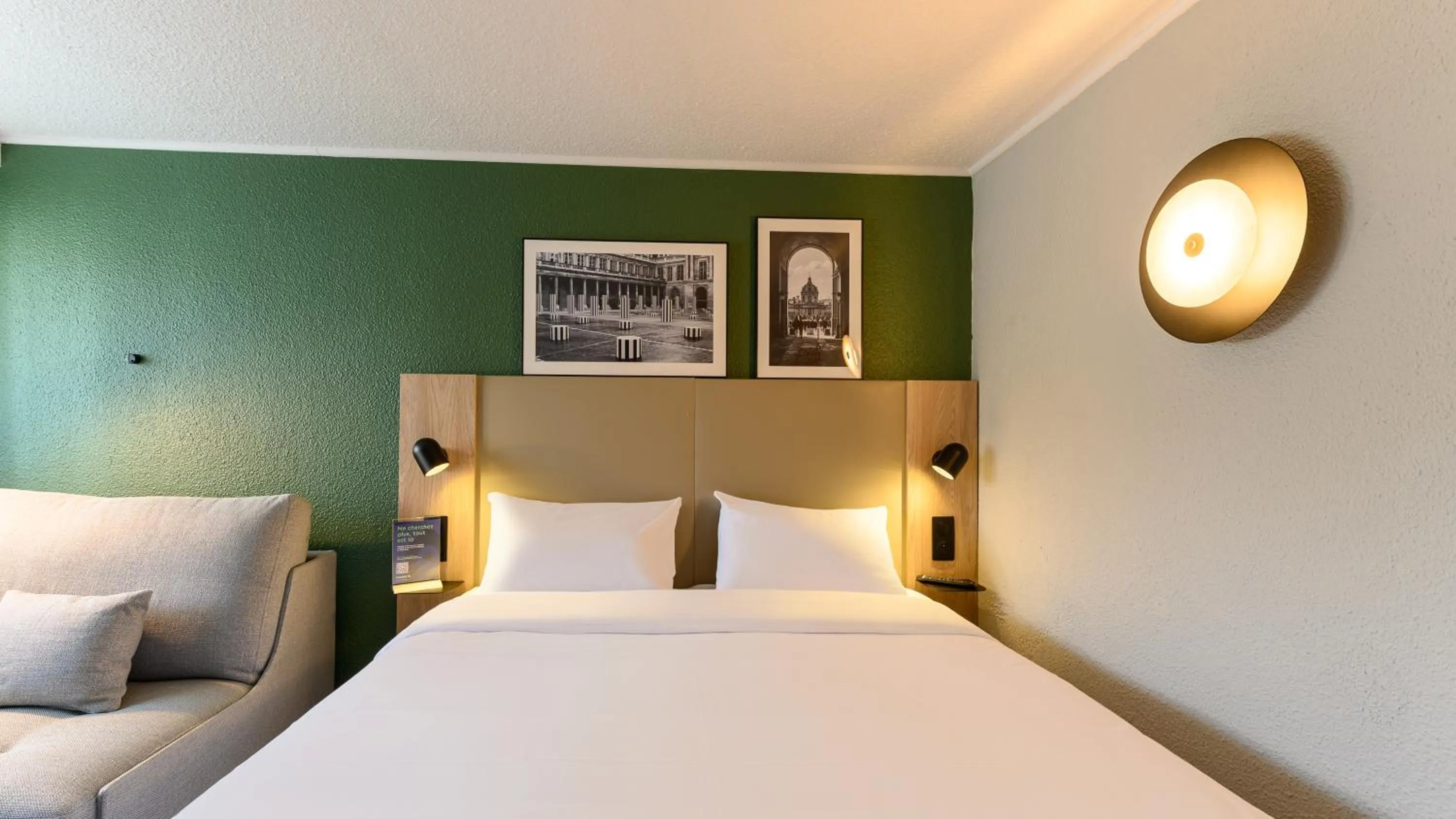 Bed in Campanile Saint-Quentin-En-Yvelines