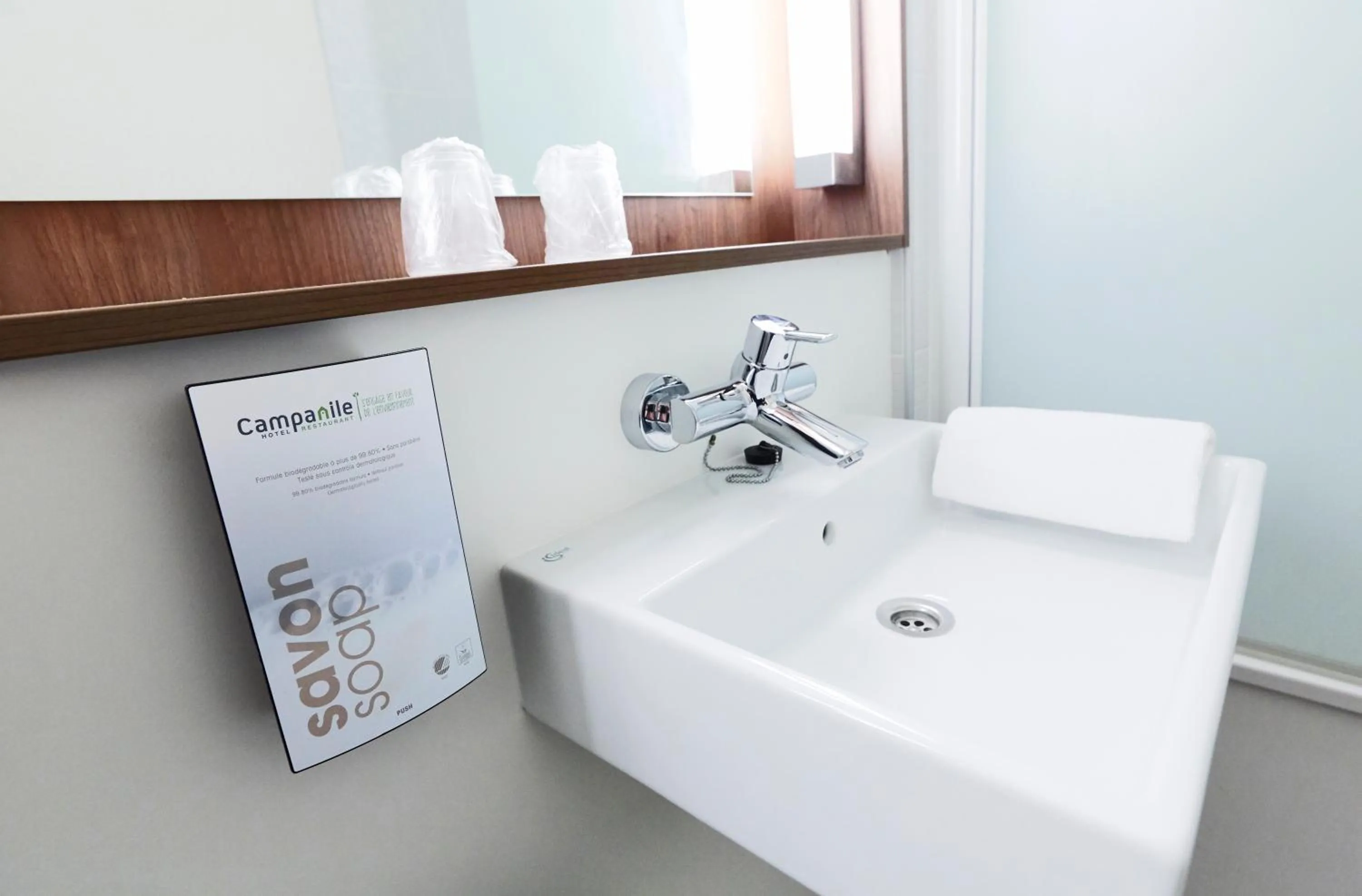 Shower in Campanile Saint-Quentin-En-Yvelines