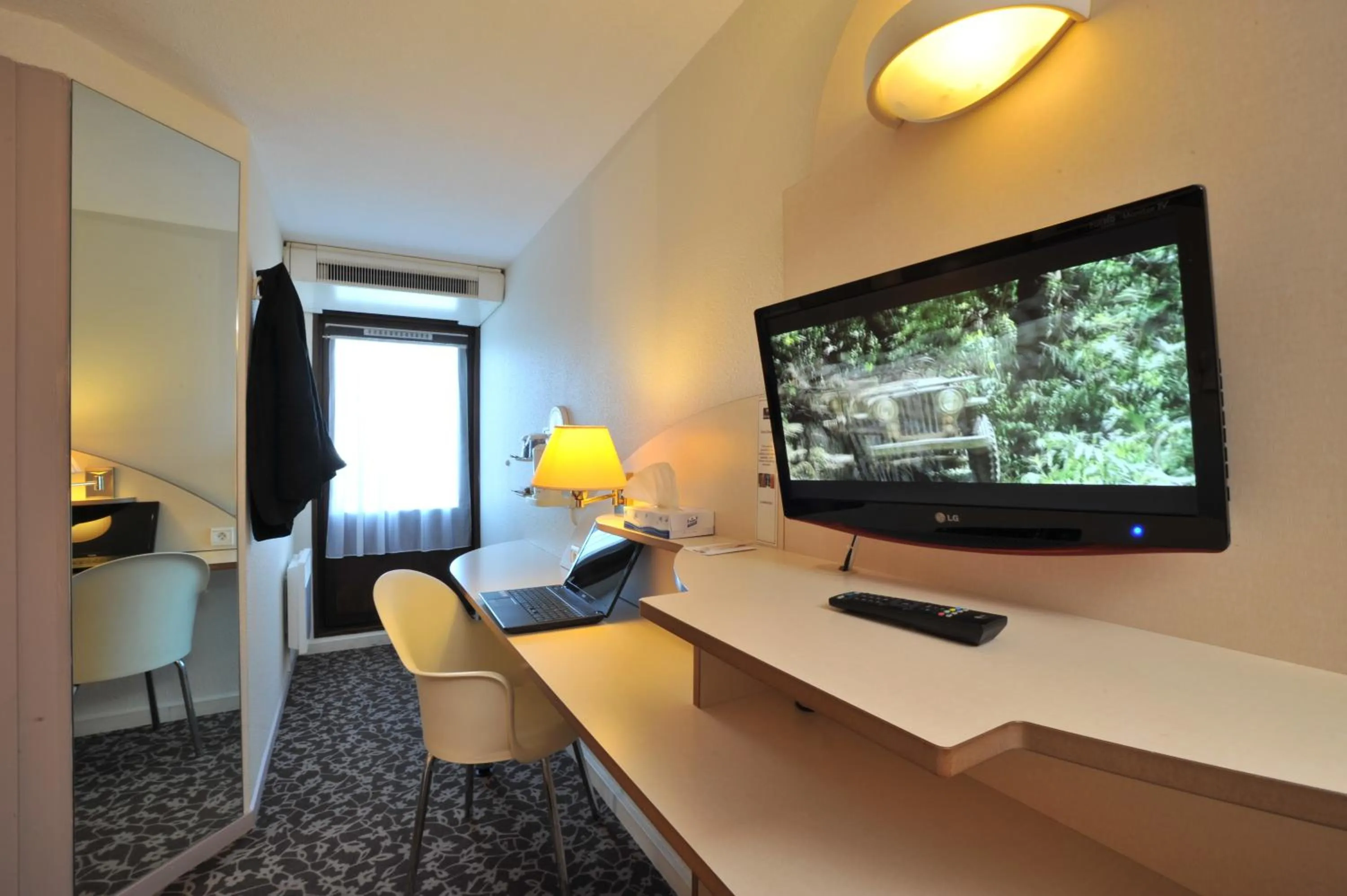 TV and multimedia, TV/Entertainment Center in Kyriad Annecy Cran-Gevrier