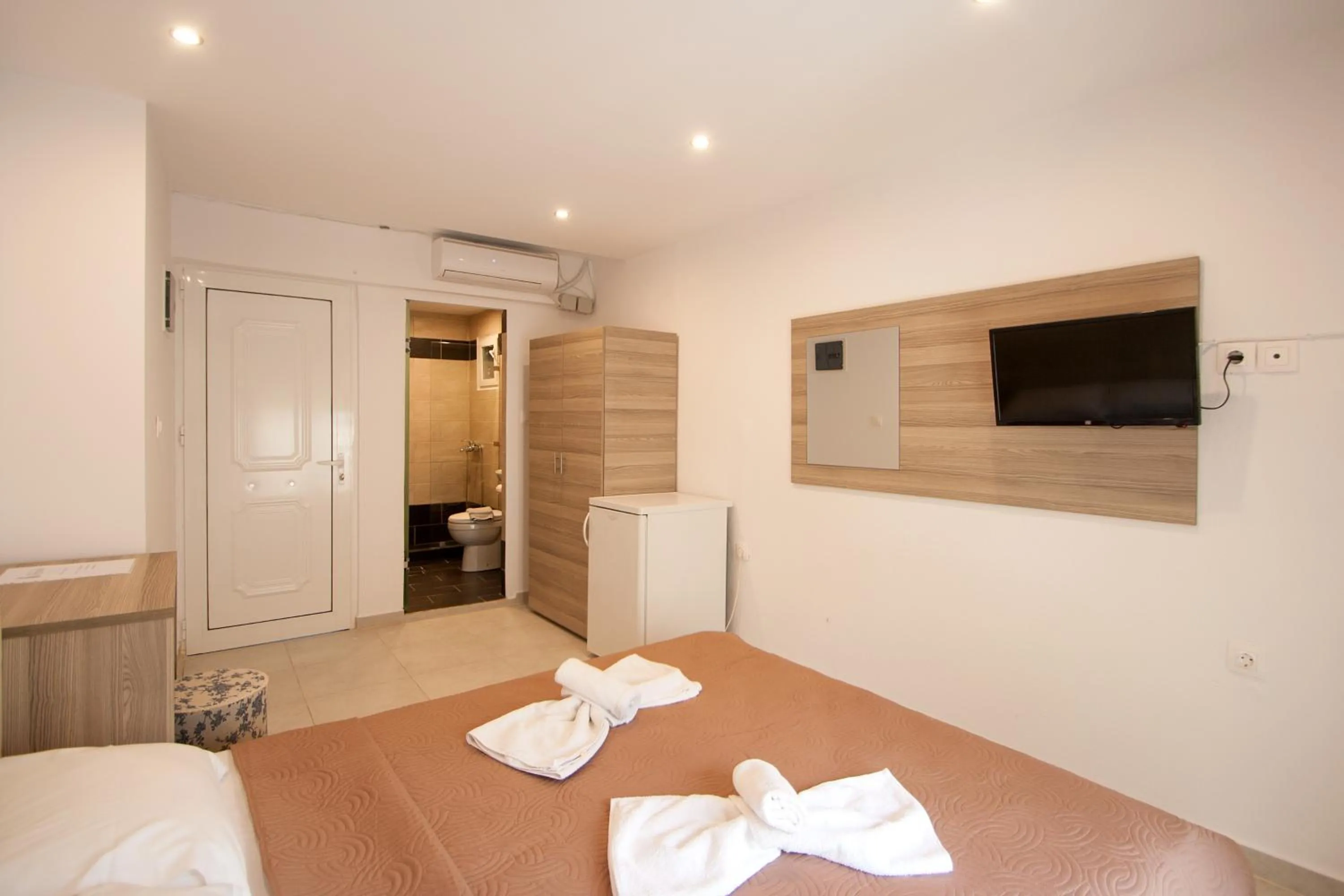 Bed in AVOCADO Skiathos