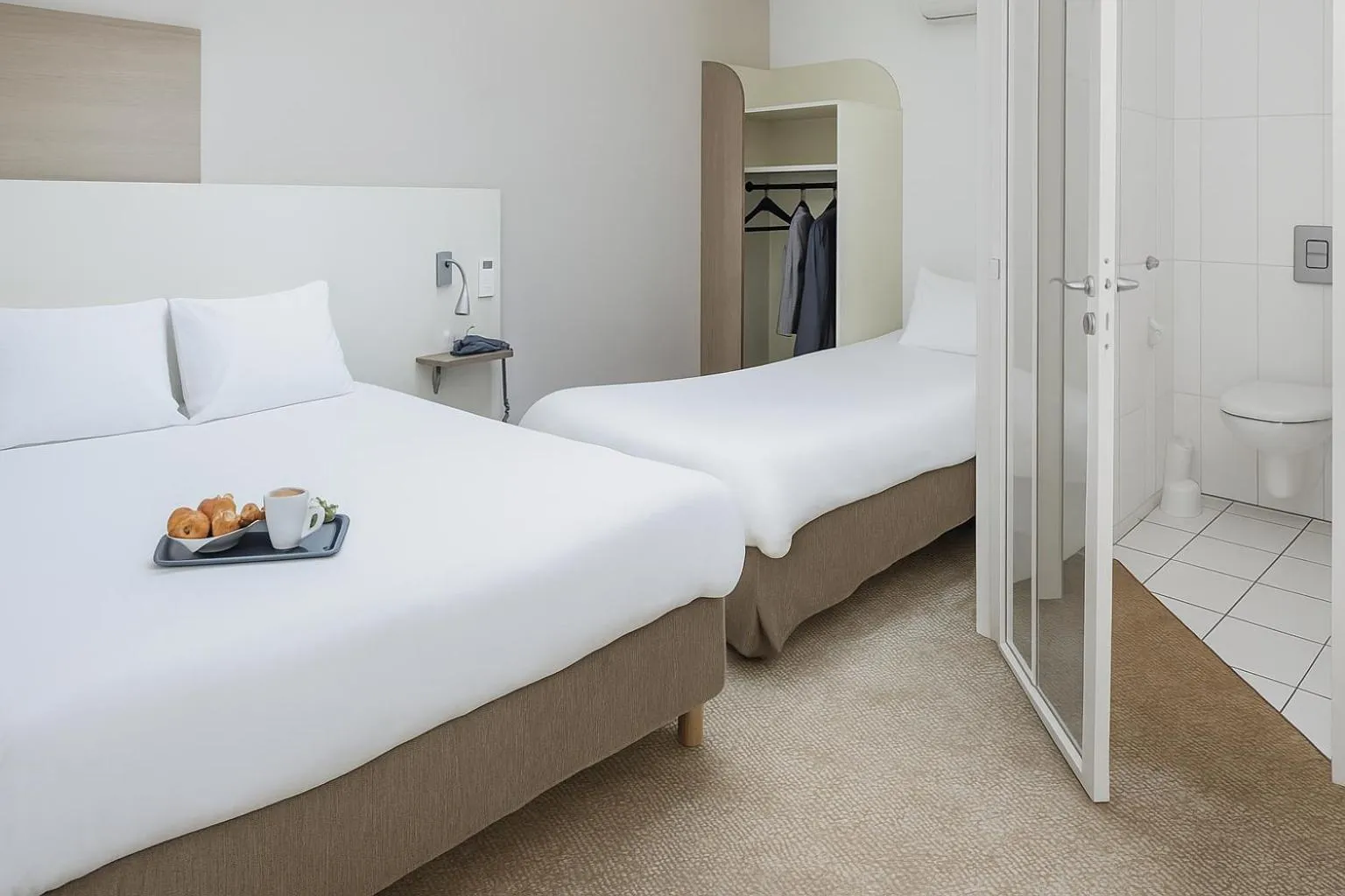 Bedroom, Bed in Campanile Epinal Centre - Gare