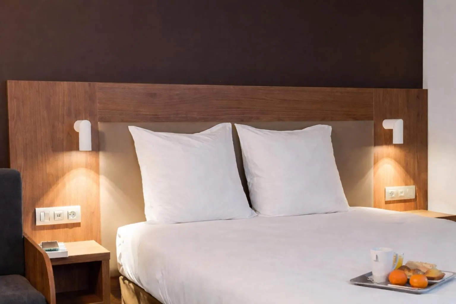 Bedroom, Bed in Campanile Epinal Centre - Gare