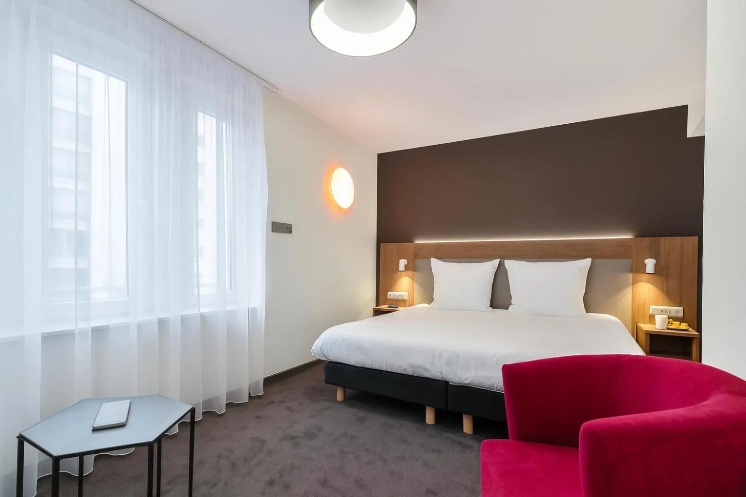 Bedroom, Bed in Campanile Epinal Centre - Gare