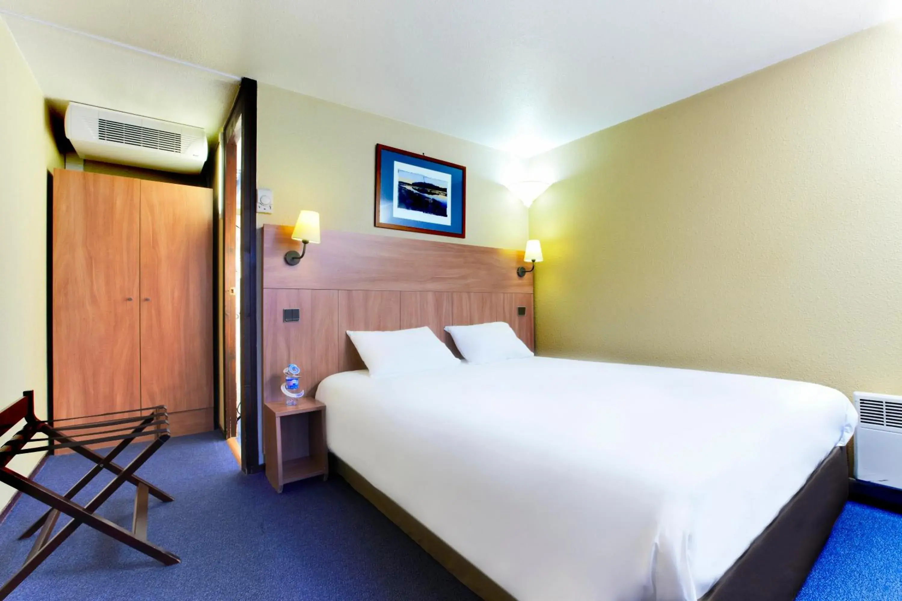 One Double Bed One Junior Bed (Up To One0 Years) - single occupancy in Kyriad Angers Sud Ponts-De-Cé One Double Bed One Junior Bed (Up To One0 Years) - single occupancy in Kyriad Angers Sud Ponts-De-Cé