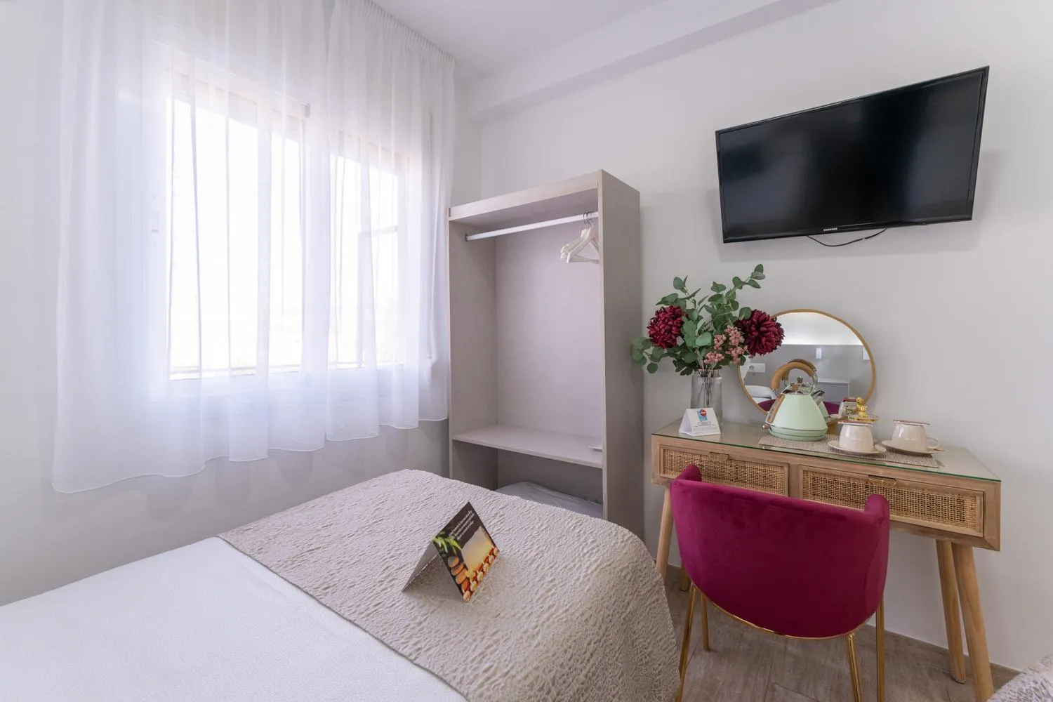 TV and multimedia, Bed in Urban Rooms B&R