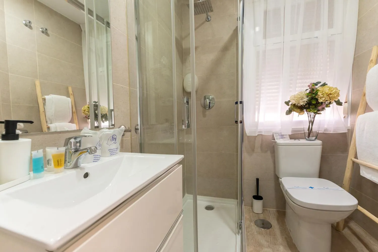 Shower in Urban Rooms B&R