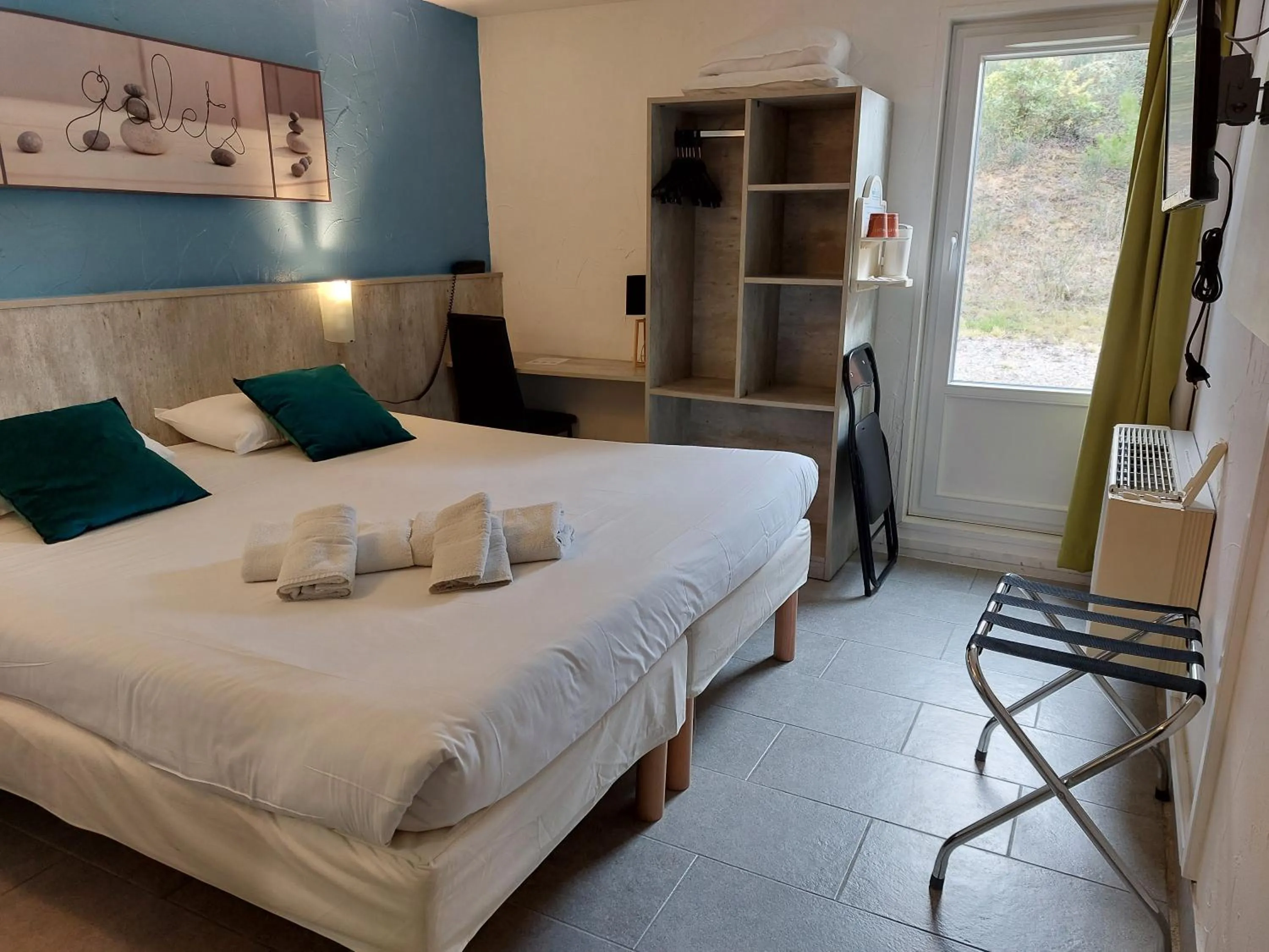 Property building, Bed in Brit Hotel Bosquet Carcassonne Cité