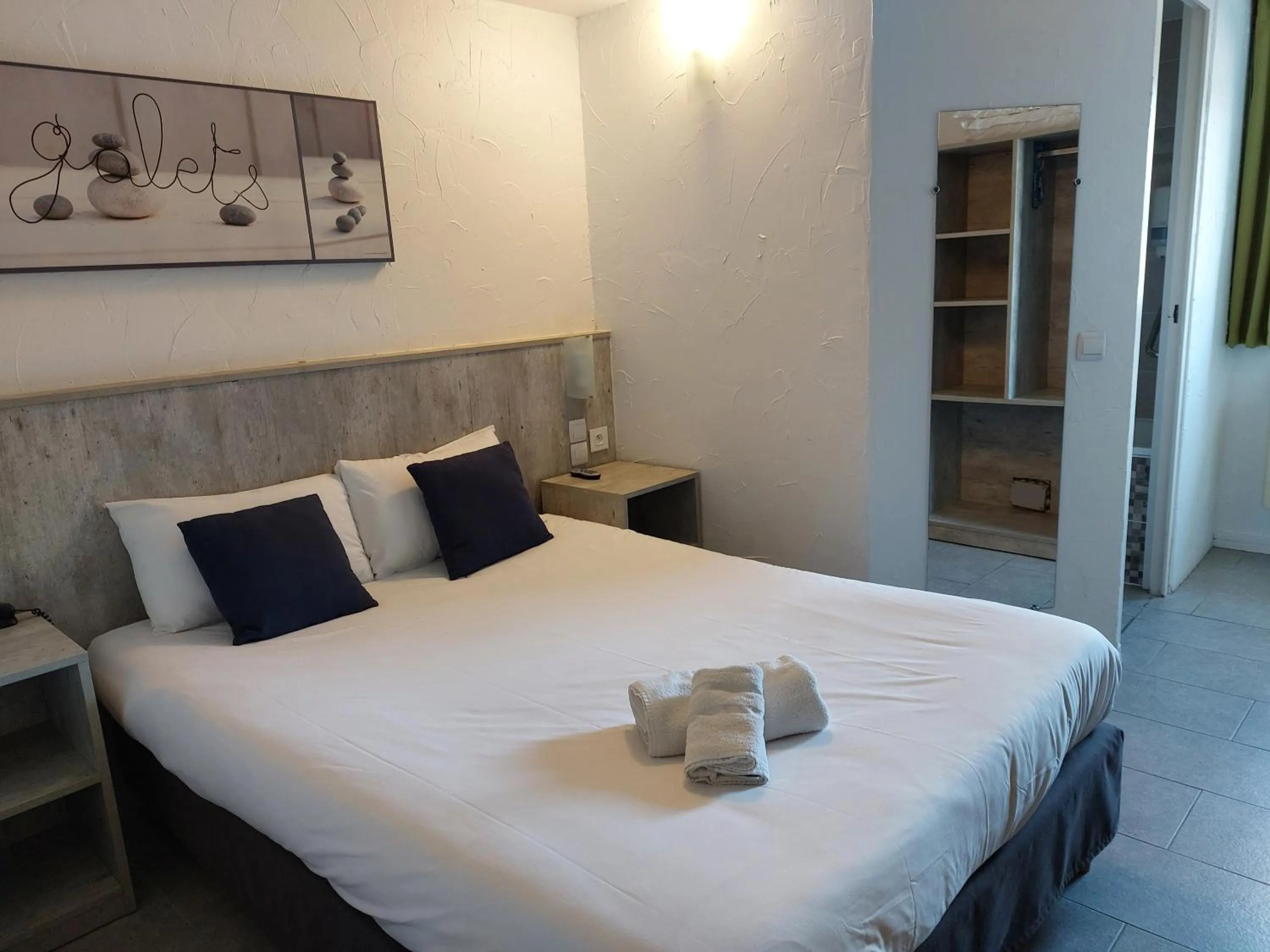 Photo of the whole room, Bed in Brit Hotel Bosquet Carcassonne Cité