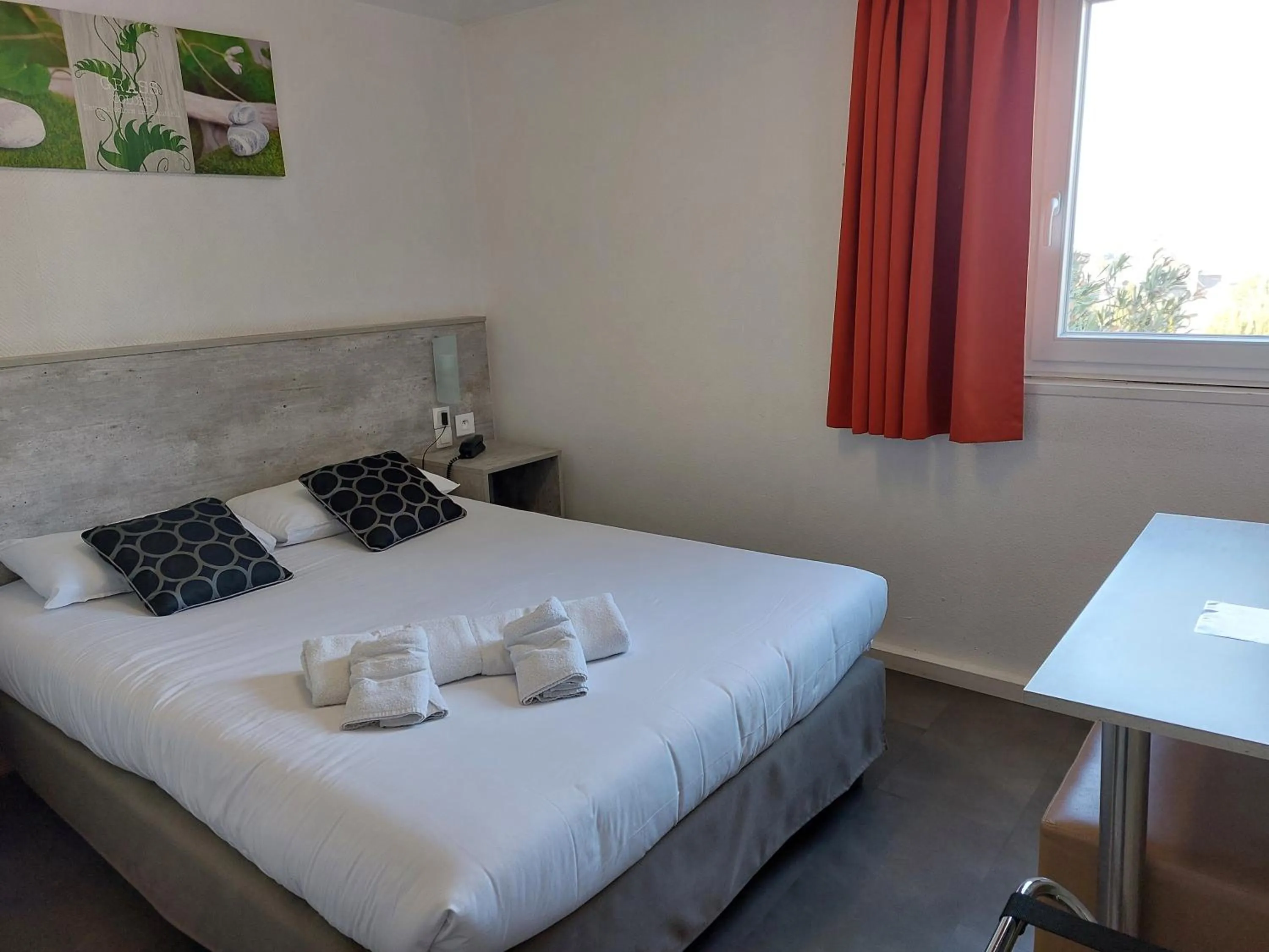 Property building, Bed in Brit Hotel Bosquet Carcassonne Cité