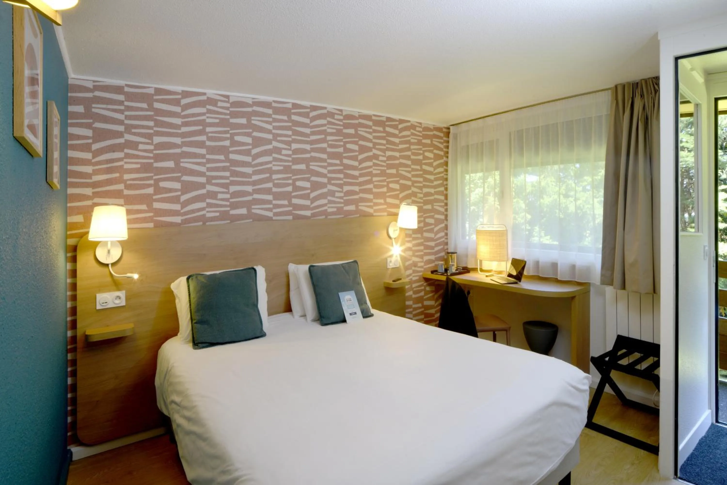 Photo of the whole room, Bed in KYRIAD HONFLEUR - La Riviere Saint Sauveur