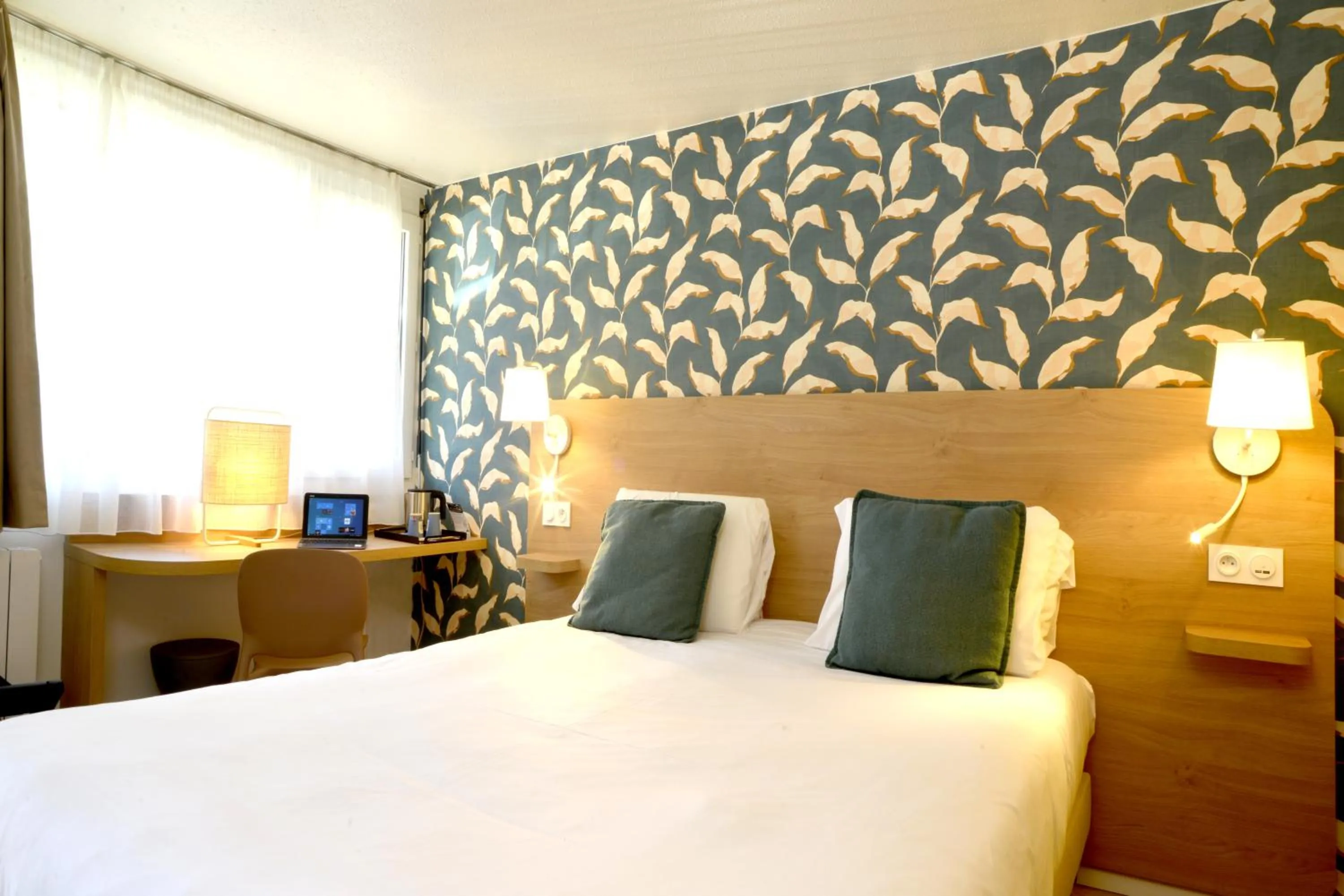 Bedroom, Bed in KYRIAD HONFLEUR - La Riviere Saint Sauveur