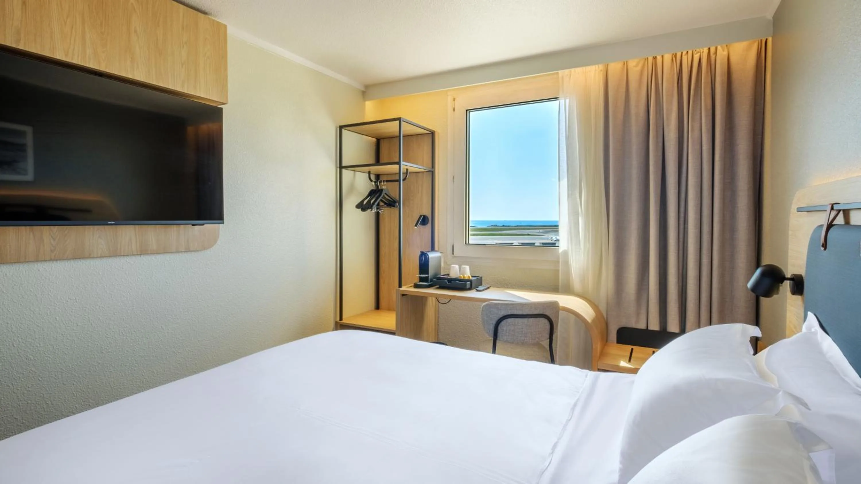 Bird's eye view, Bed in Campanile PRIME - Nice Airport