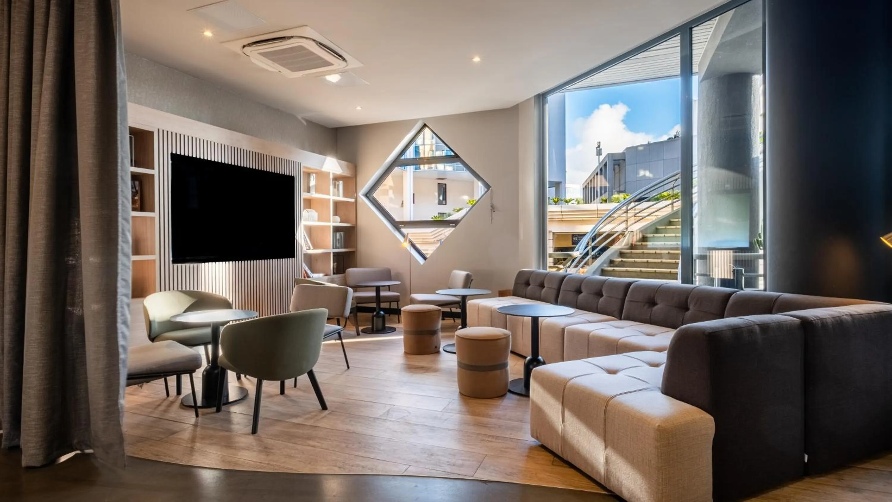 Communal lounge/ TV room in Campanile PRIME - Nice Airport