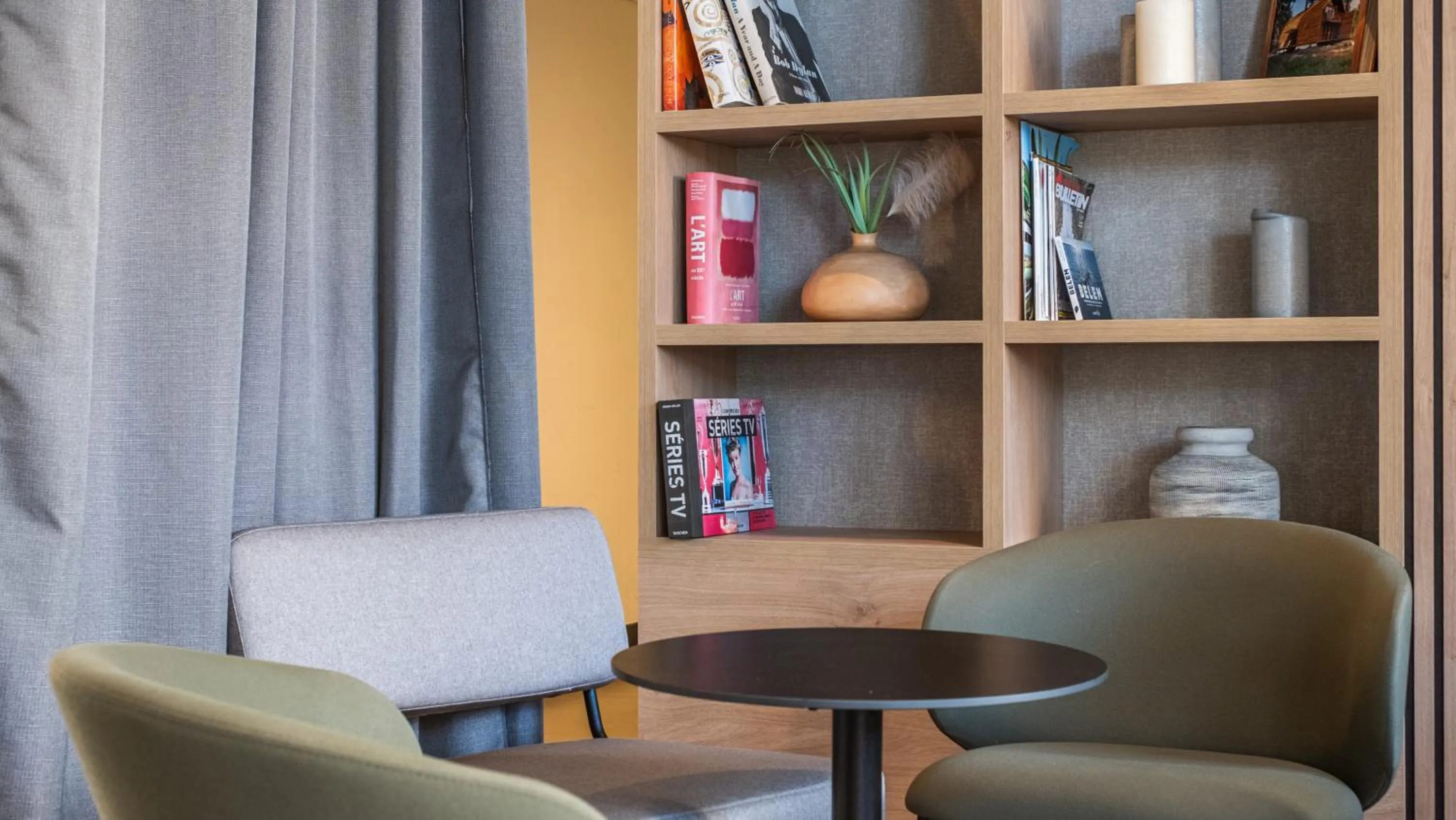 Library in Campanile PRIME - Nice Airport