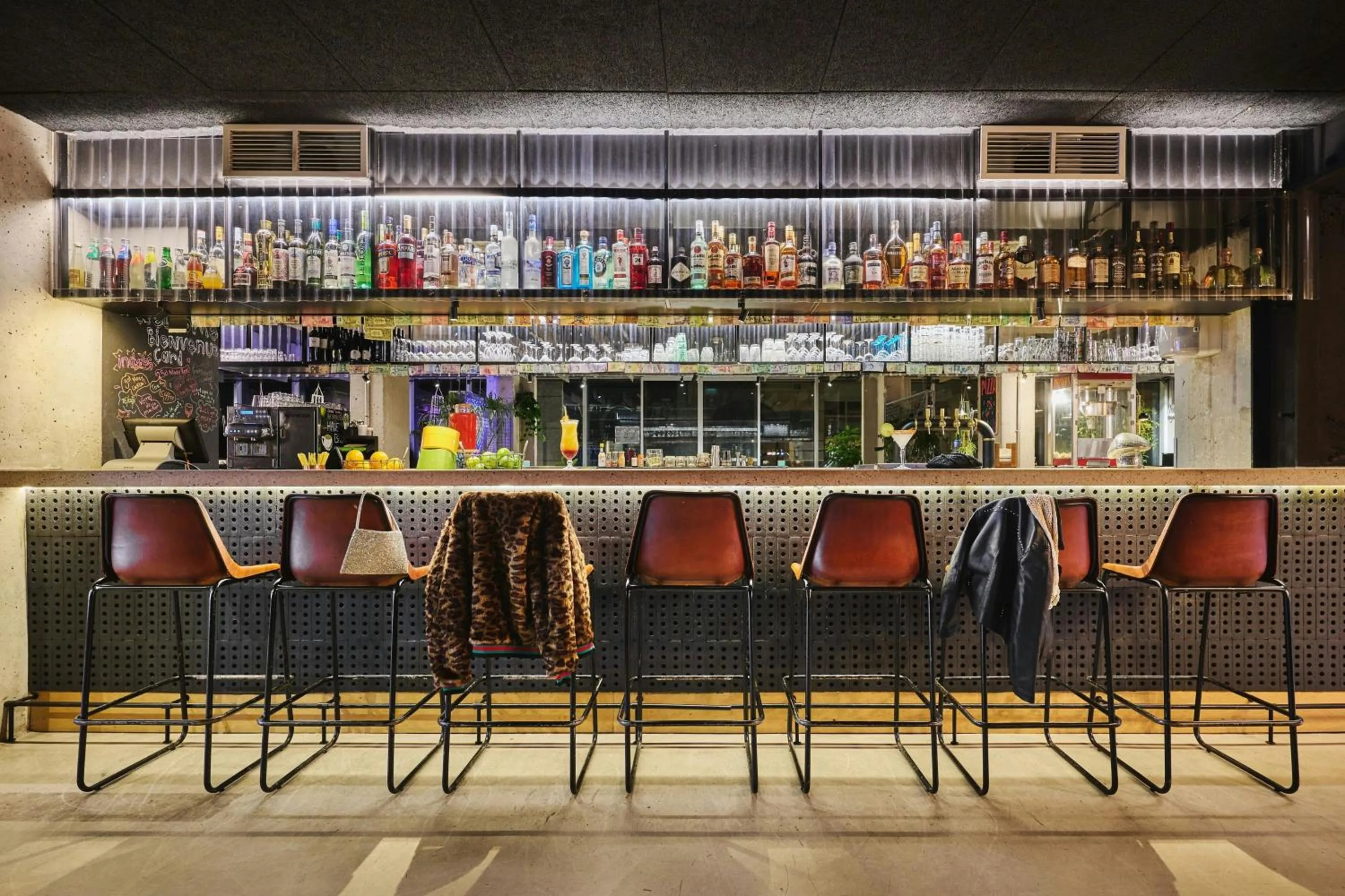 Lounge or bar in Moxy Paris Bastille