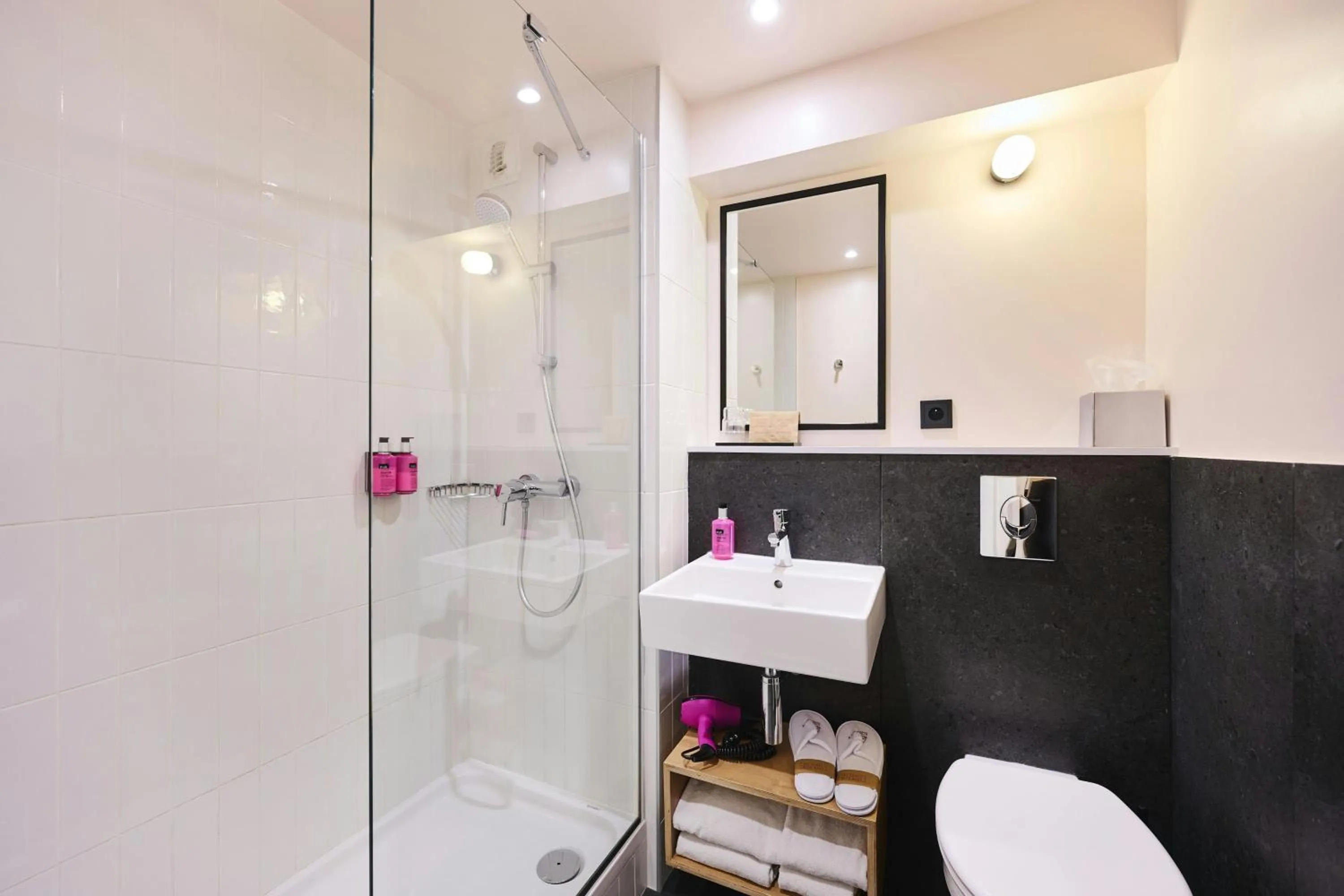 Bathroom in Moxy Paris Bastille