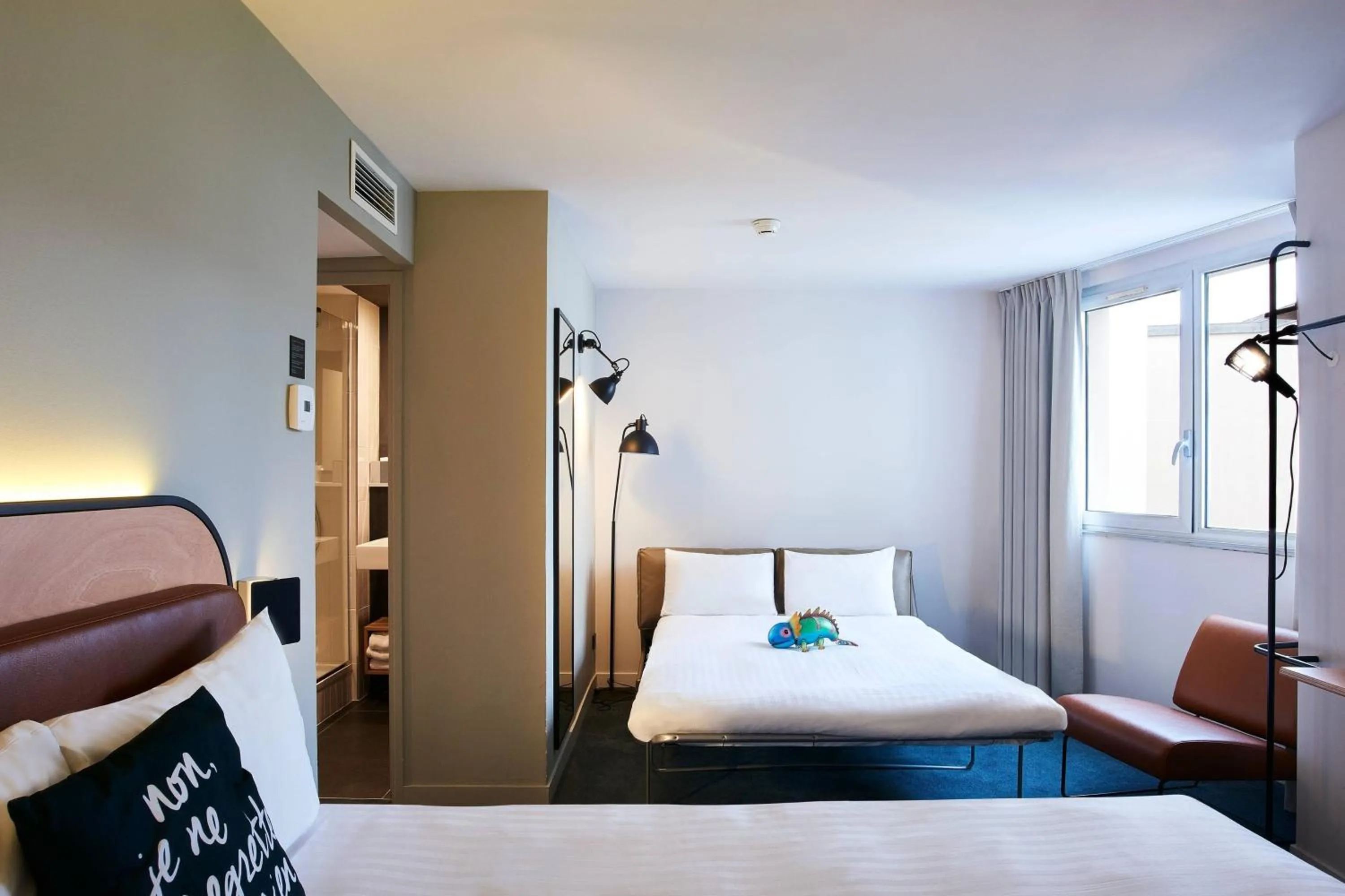 Photo of the whole room, Bed in Moxy Paris Bastille