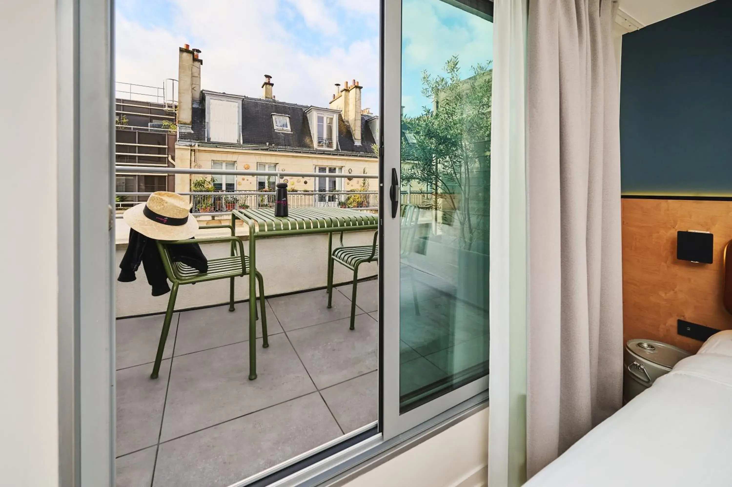 Moxy Sleeper with Balcony or terrace in Moxy Paris Bastille Moxy Sleeper with Balcony or terrace in Moxy Paris Bastille
