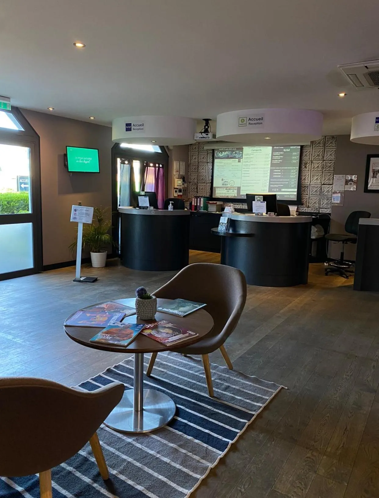 Lobby or reception in Kyriad Le Blanc-Mesnil