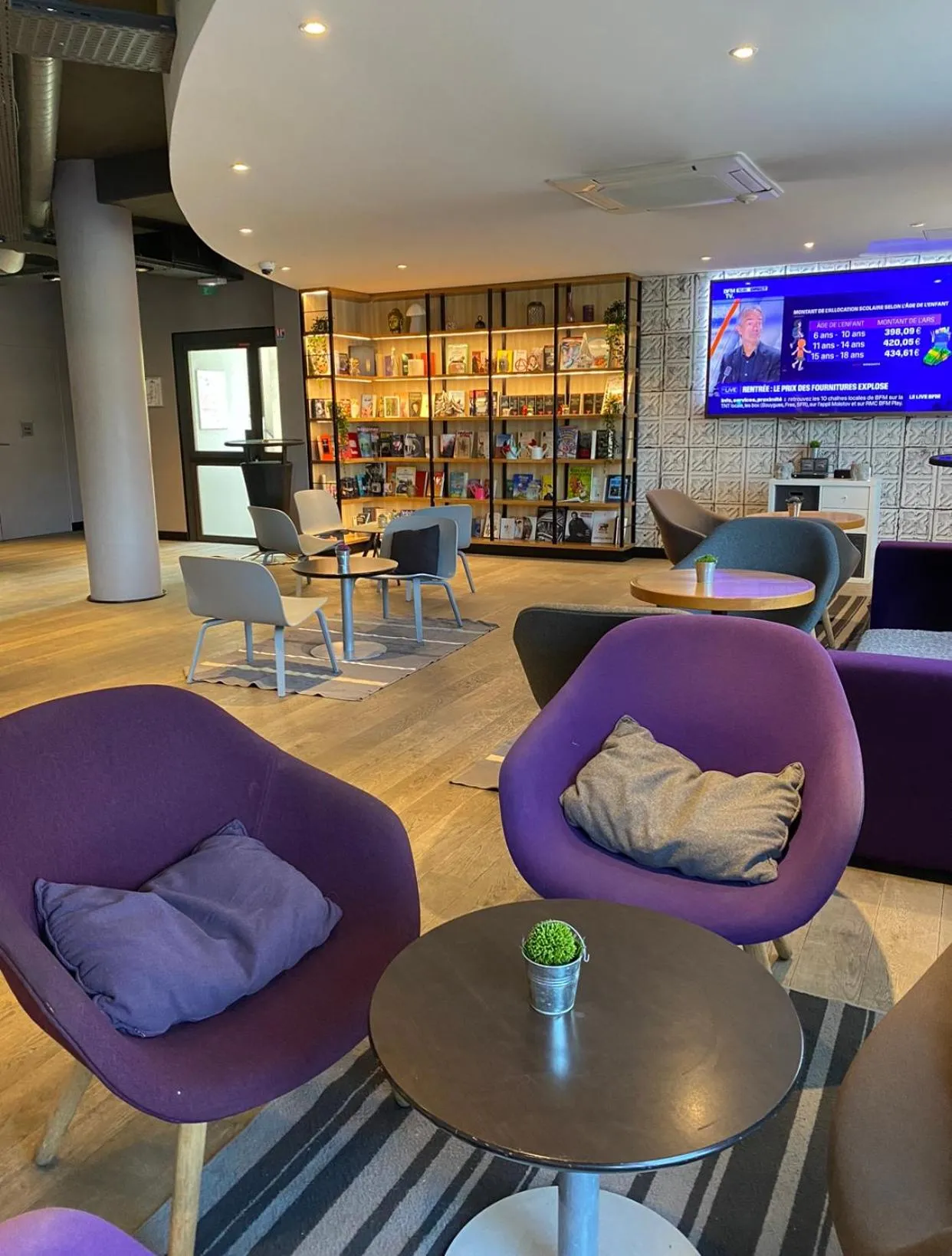Communal lounge/ TV room in Kyriad Le Blanc-Mesnil