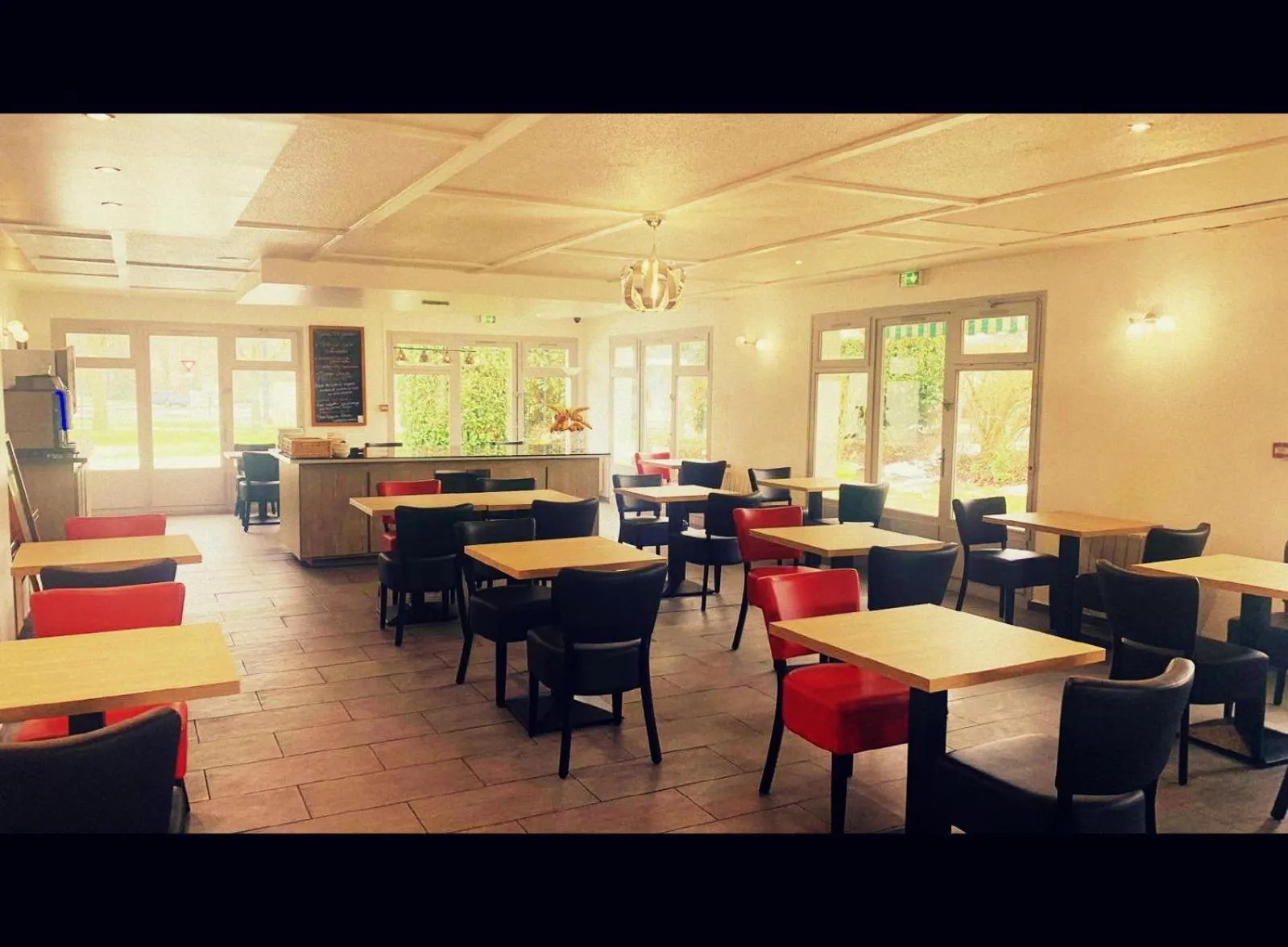 Communal lounge/ TV room in Kyriad Chantilly Sud - Luzarches