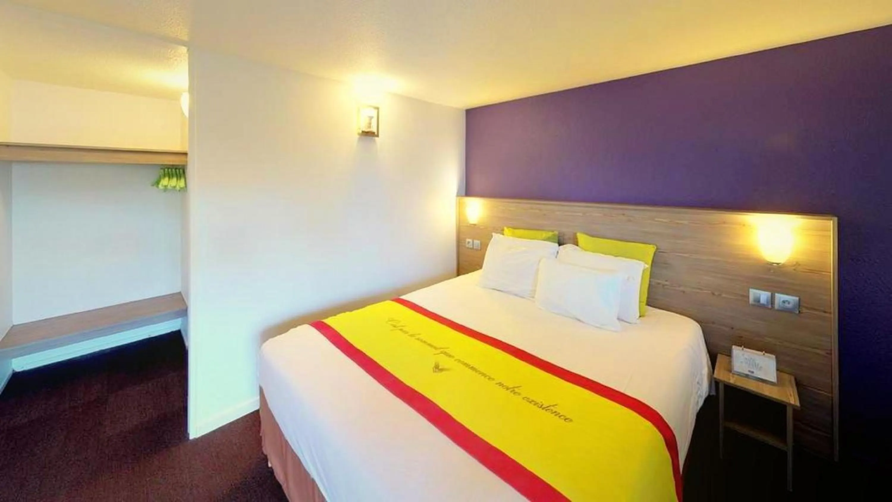 Bedroom, Bed in Kyriad Chantilly Sud - Luzarches