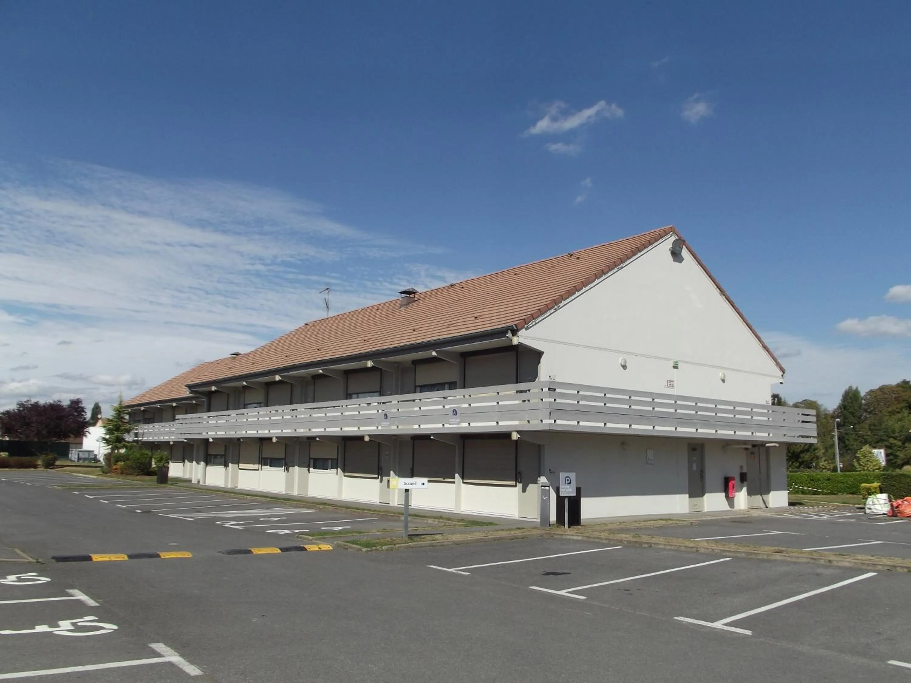 Property building in Kyriad Chantilly Sud - Luzarches