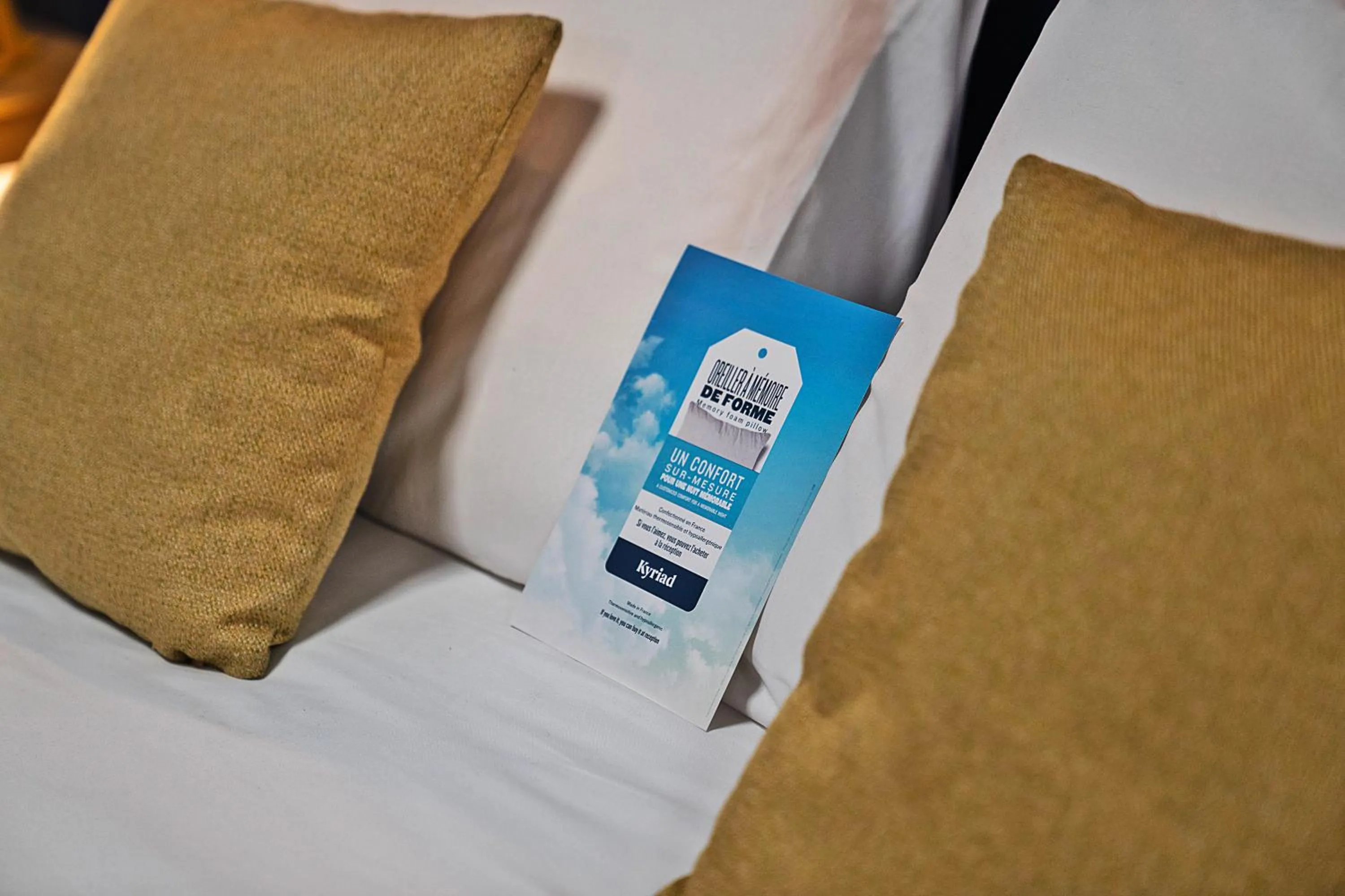 Property building, Bed in Kyriad Chantilly Sud - Luzarches