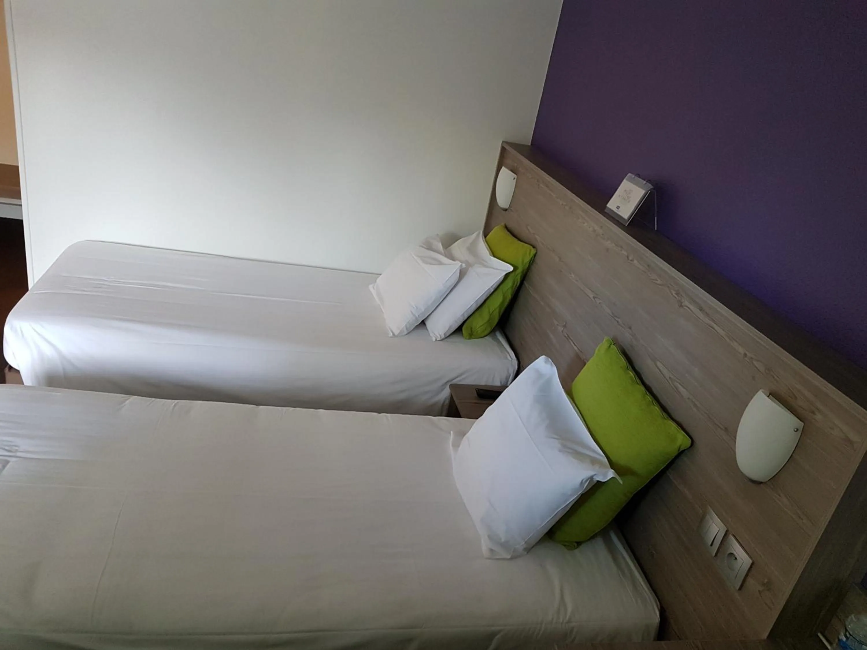 Bed in Kyriad Chantilly Sud - Luzarches