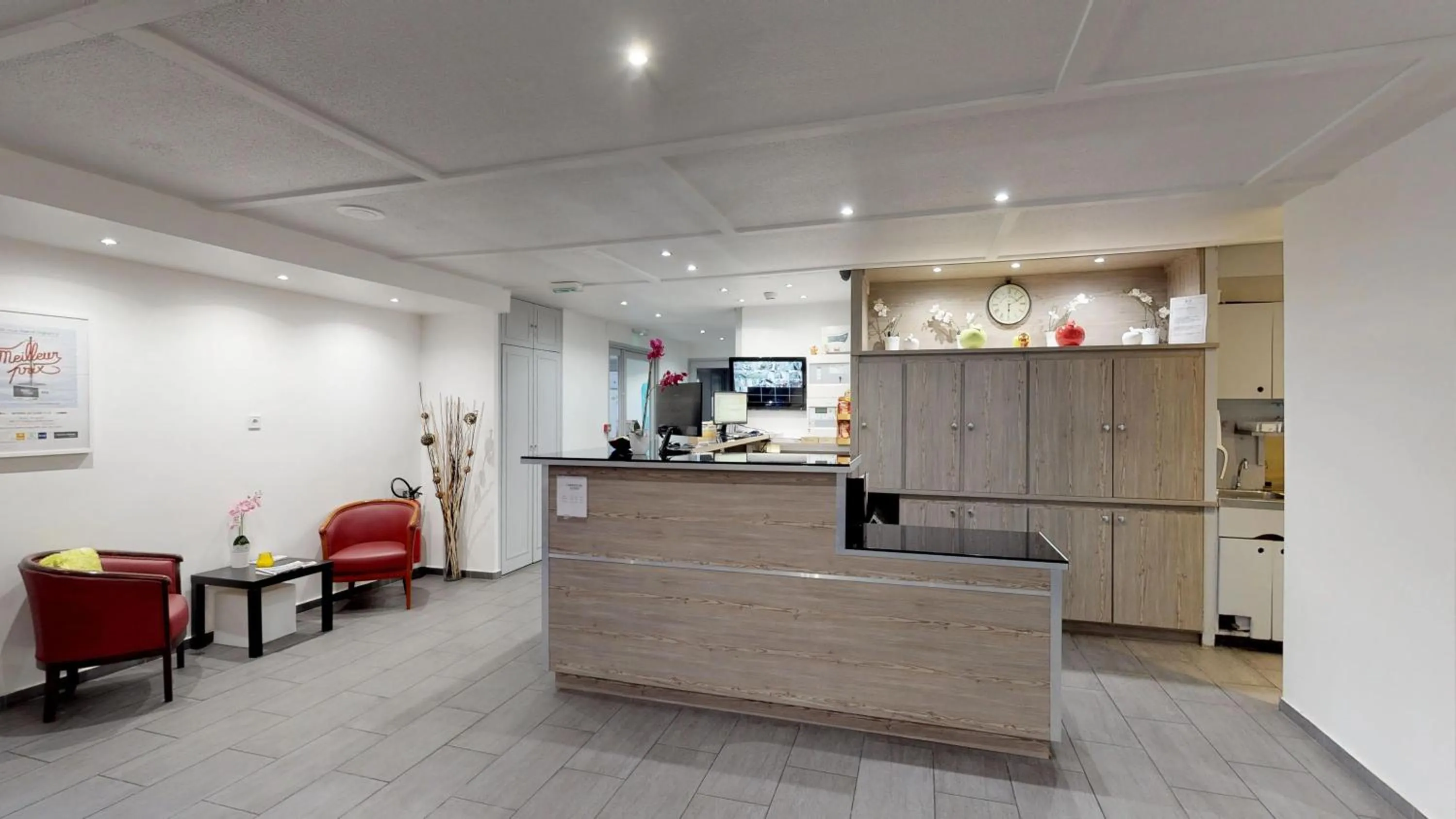 Lobby or reception in Kyriad Chantilly Sud - Luzarches