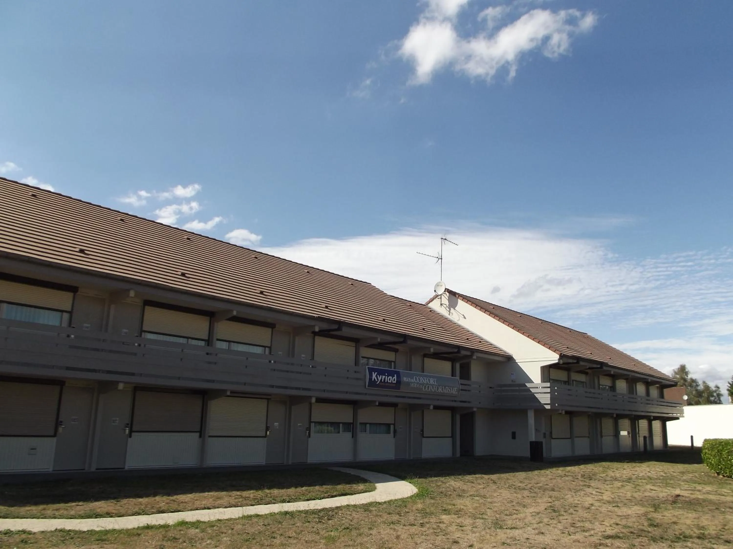 Property building in Kyriad Chantilly Sud - Luzarches