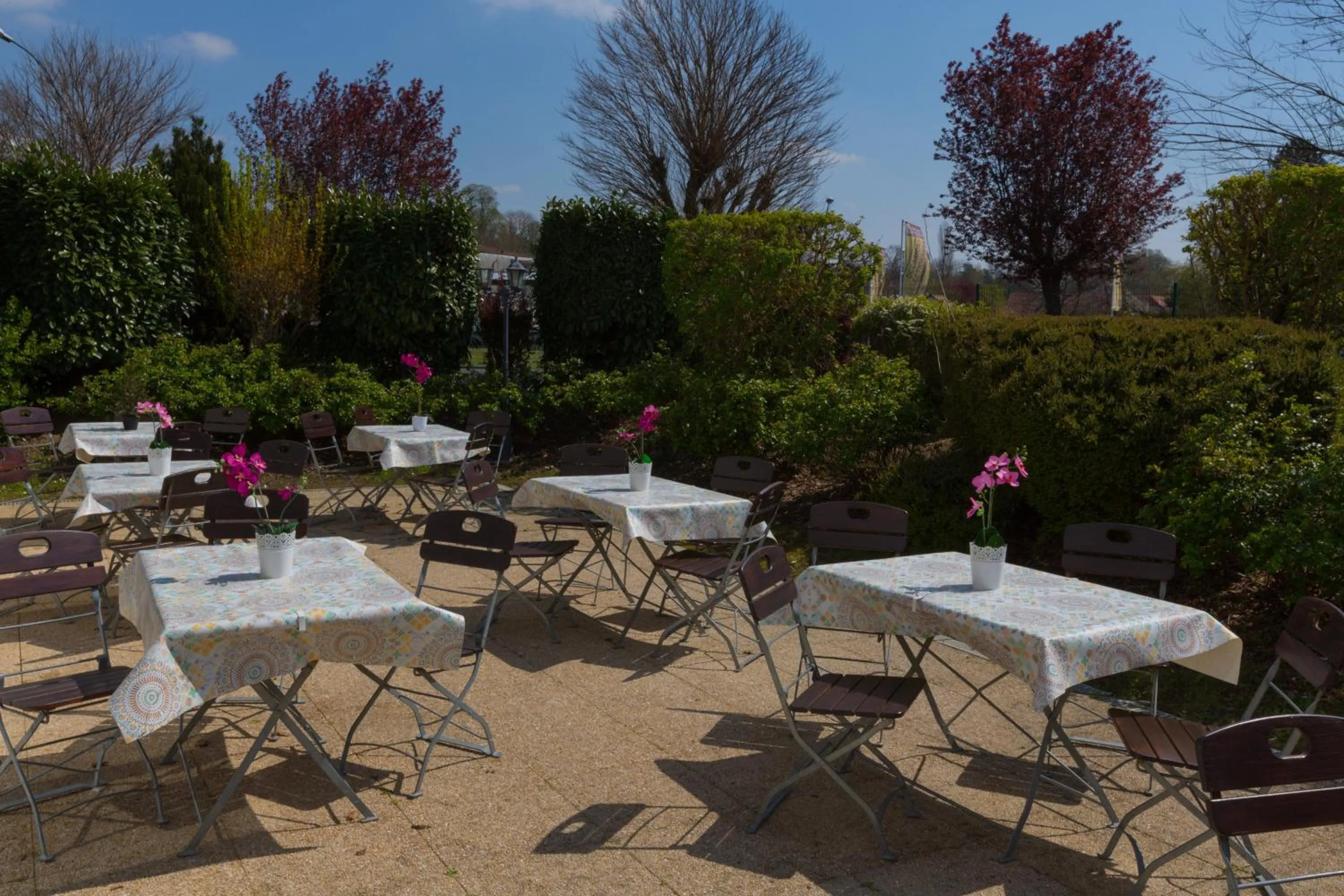 Patio in Kyriad Chantilly Sud - Luzarches