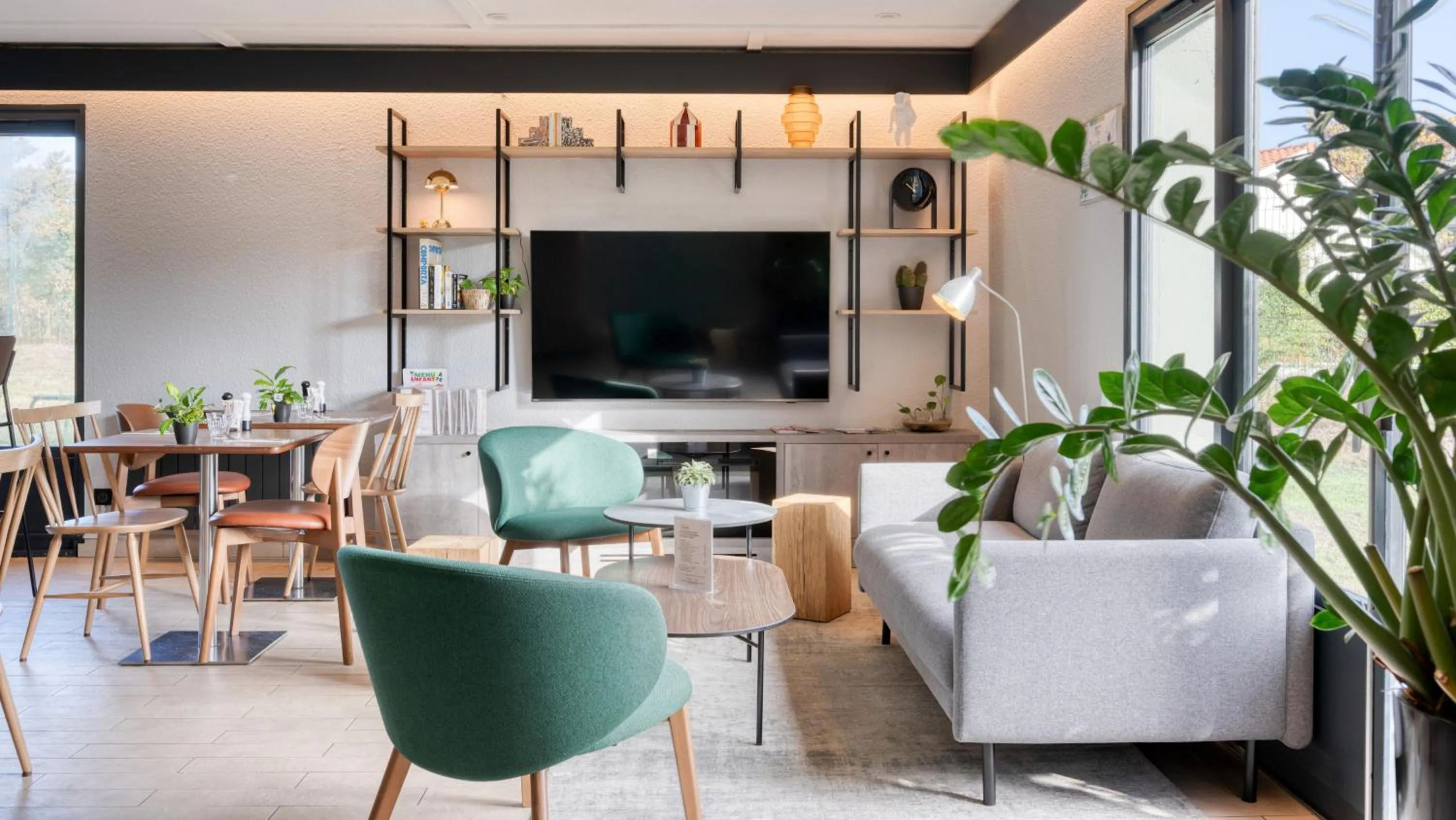 Communal lounge/ TV room in Campanile NATURE - Paris Ouest Gennevilliers Port