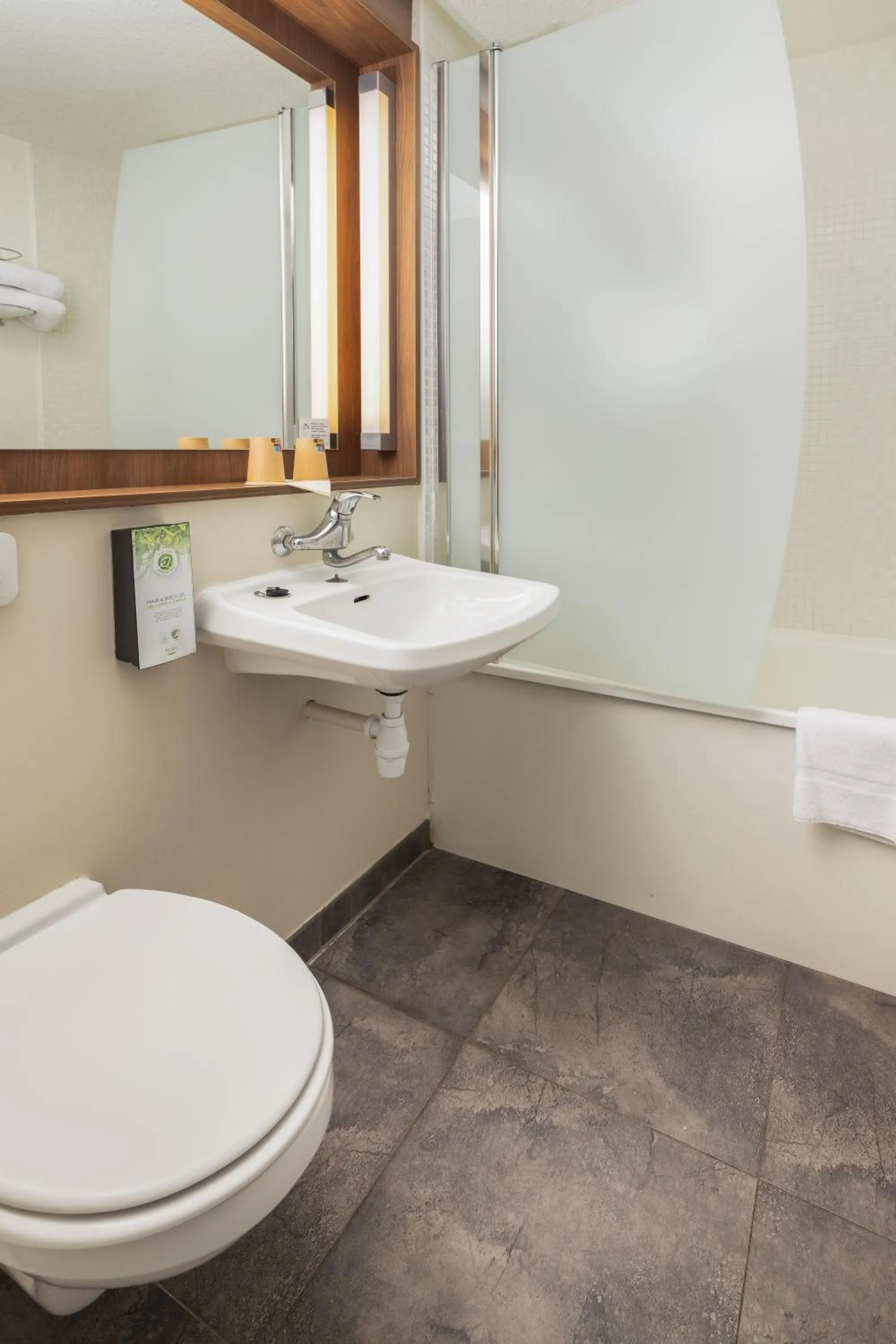Bathroom in Campanile NATURE - Paris Ouest Gennevilliers Port