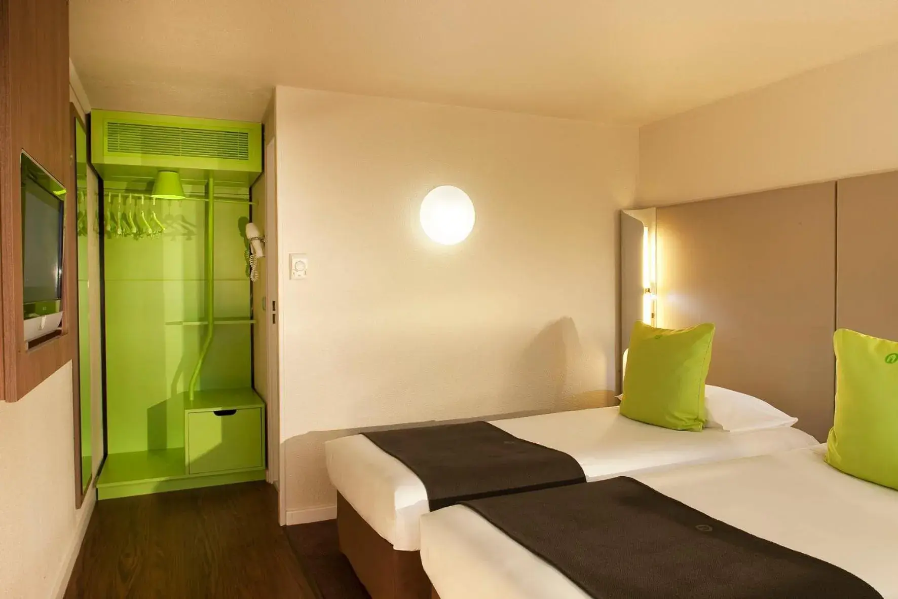 Superior Twin Room in Campanile NATURE - Epône Superior Twin Room in Campanile NATURE - Epône