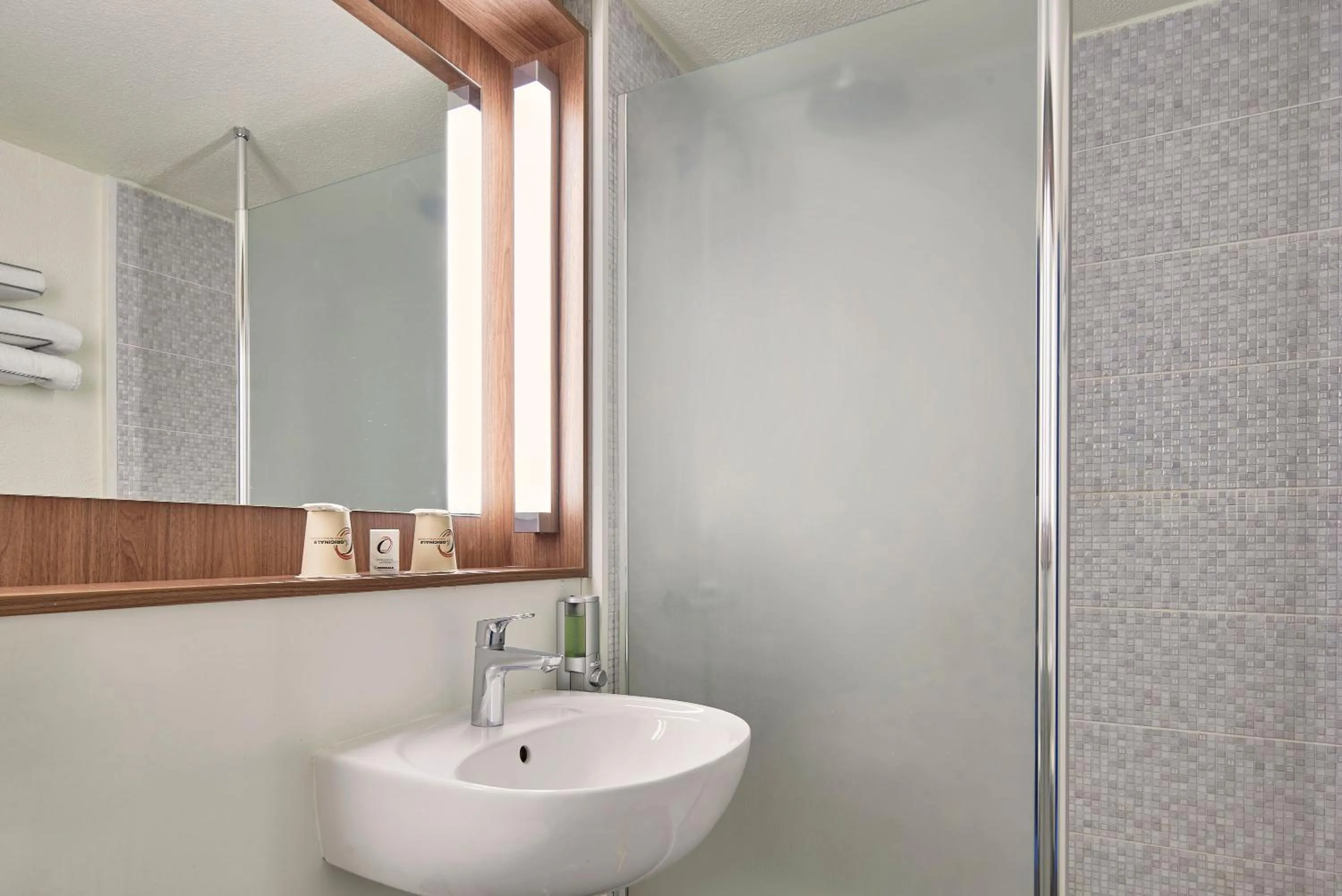 Shower in The Originals City Hôtel La Verrière-Yvelines