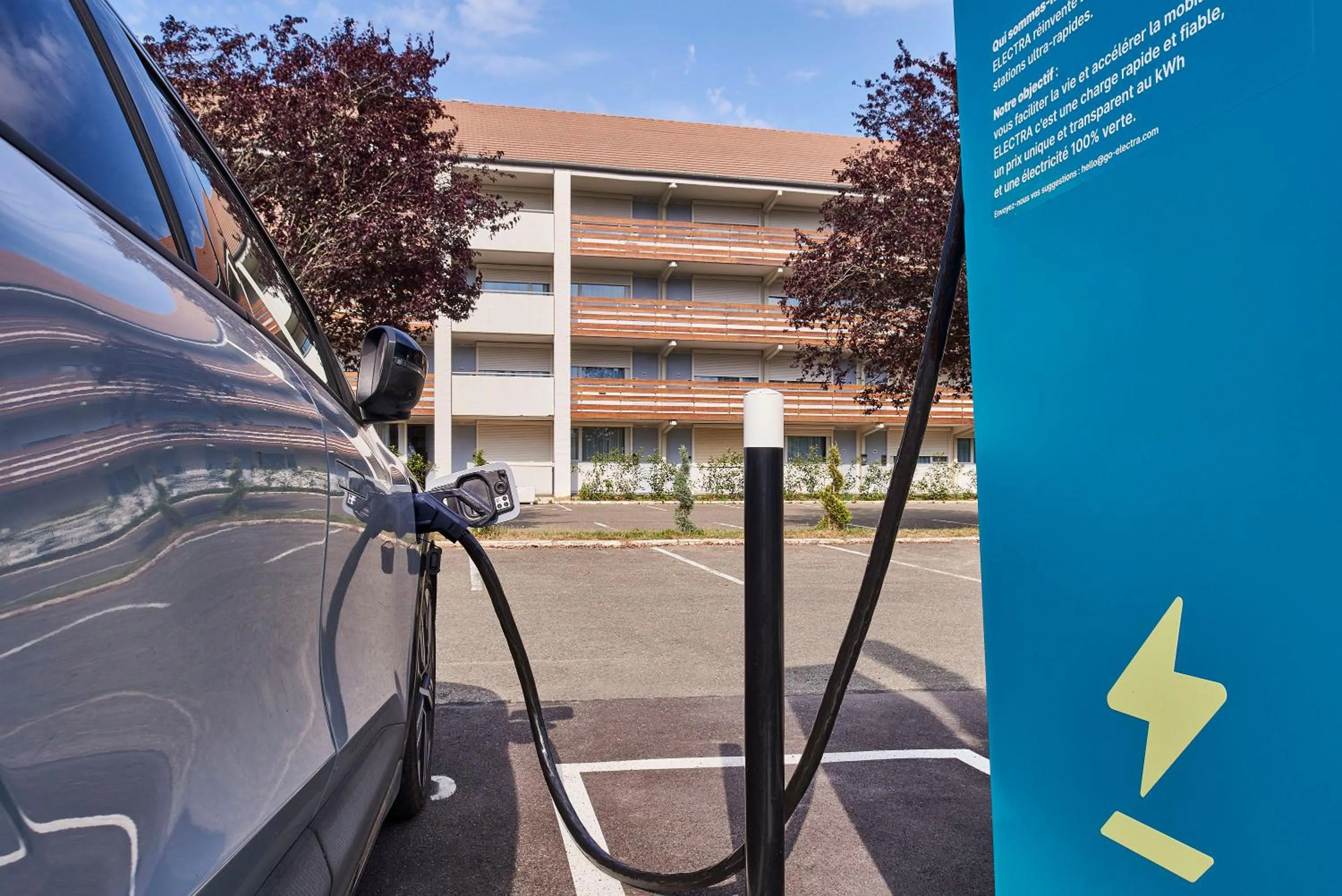 Parking in The Originals City Hôtel La Verrière-Yvelines