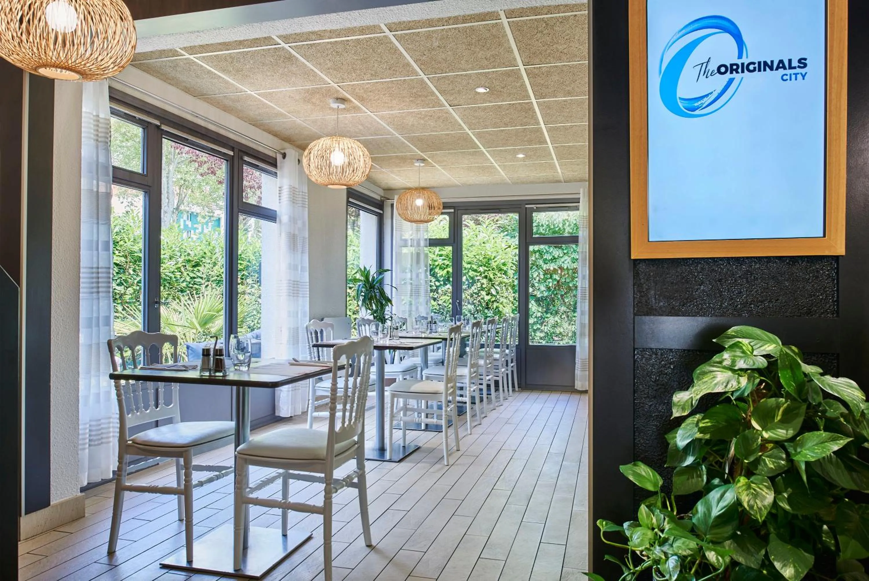 Restaurant/places to eat in The Originals City Hôtel La Verrière-Yvelines