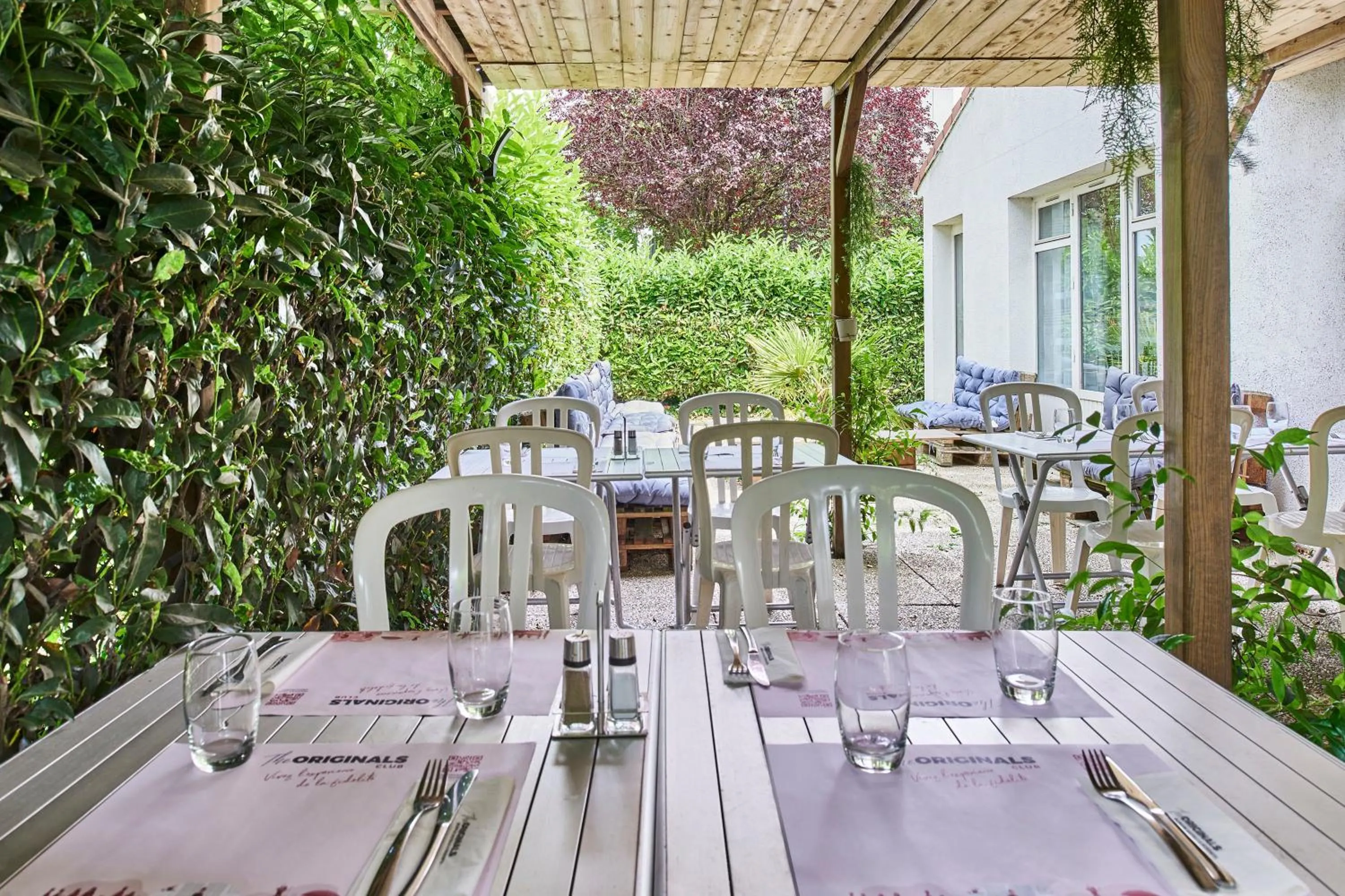 Patio in The Originals City Hôtel La Verrière-Yvelines