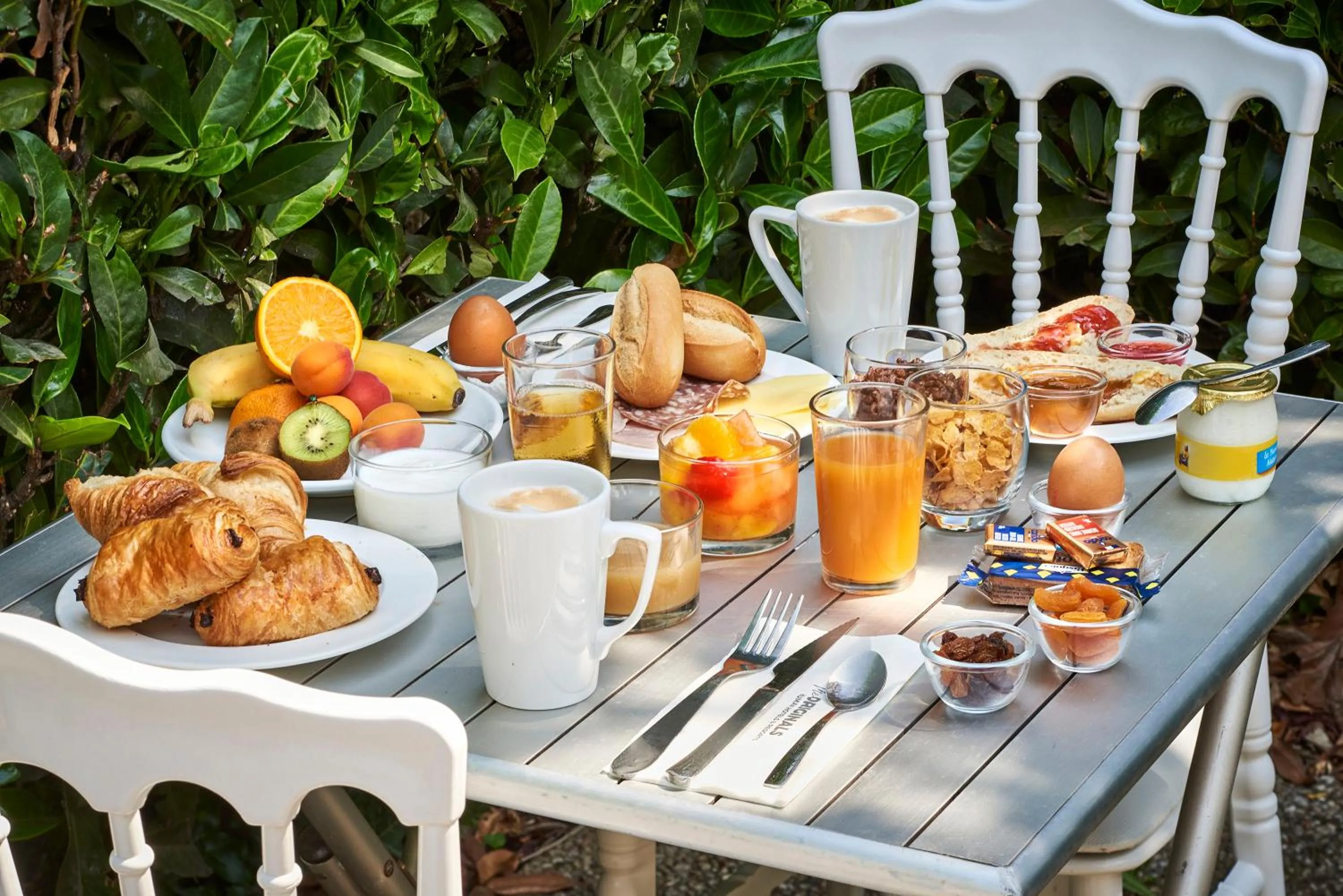 Breakfast in The Originals City Hôtel La Verrière-Yvelines