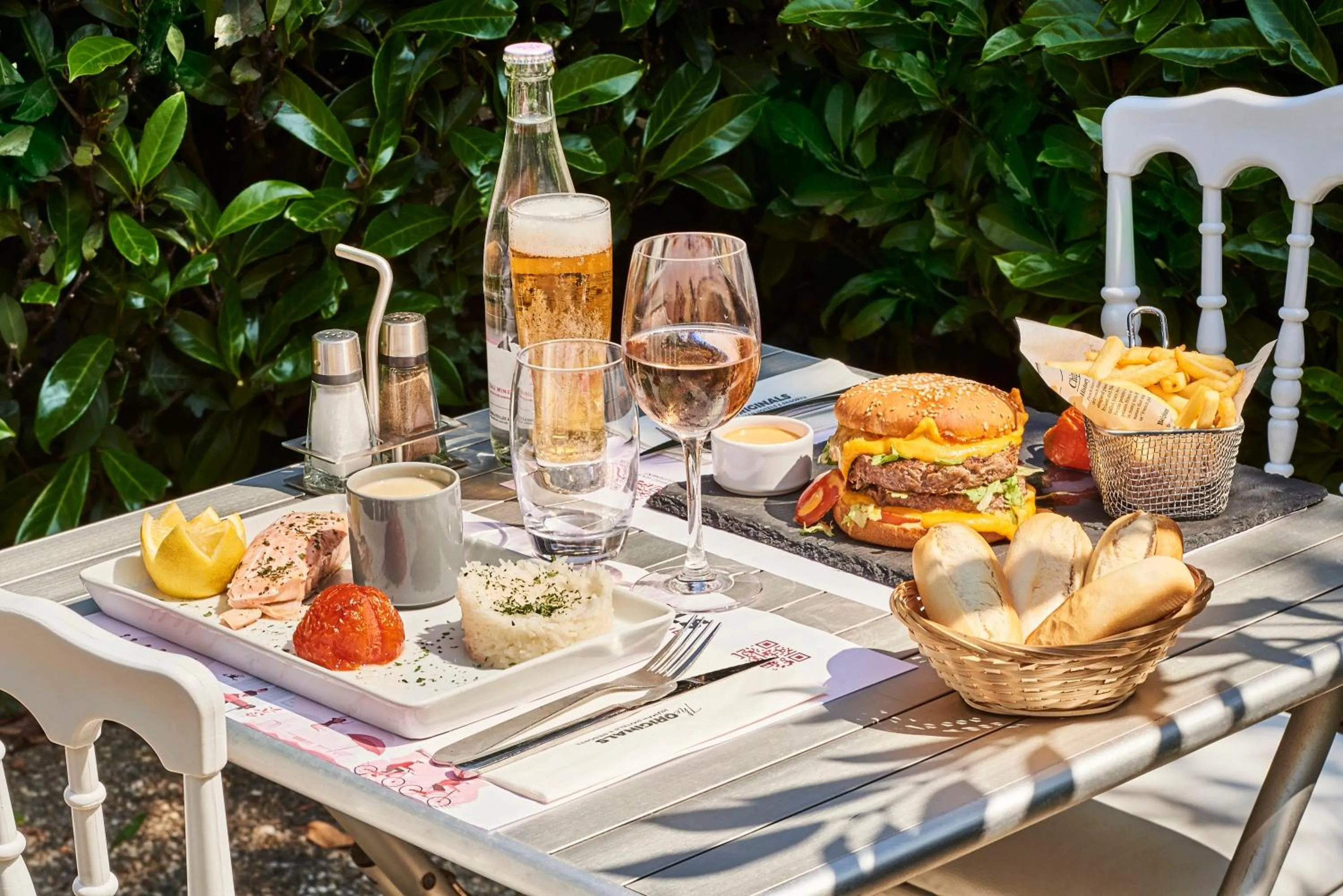 Food and drinks in The Originals City Hôtel La Verrière-Yvelines