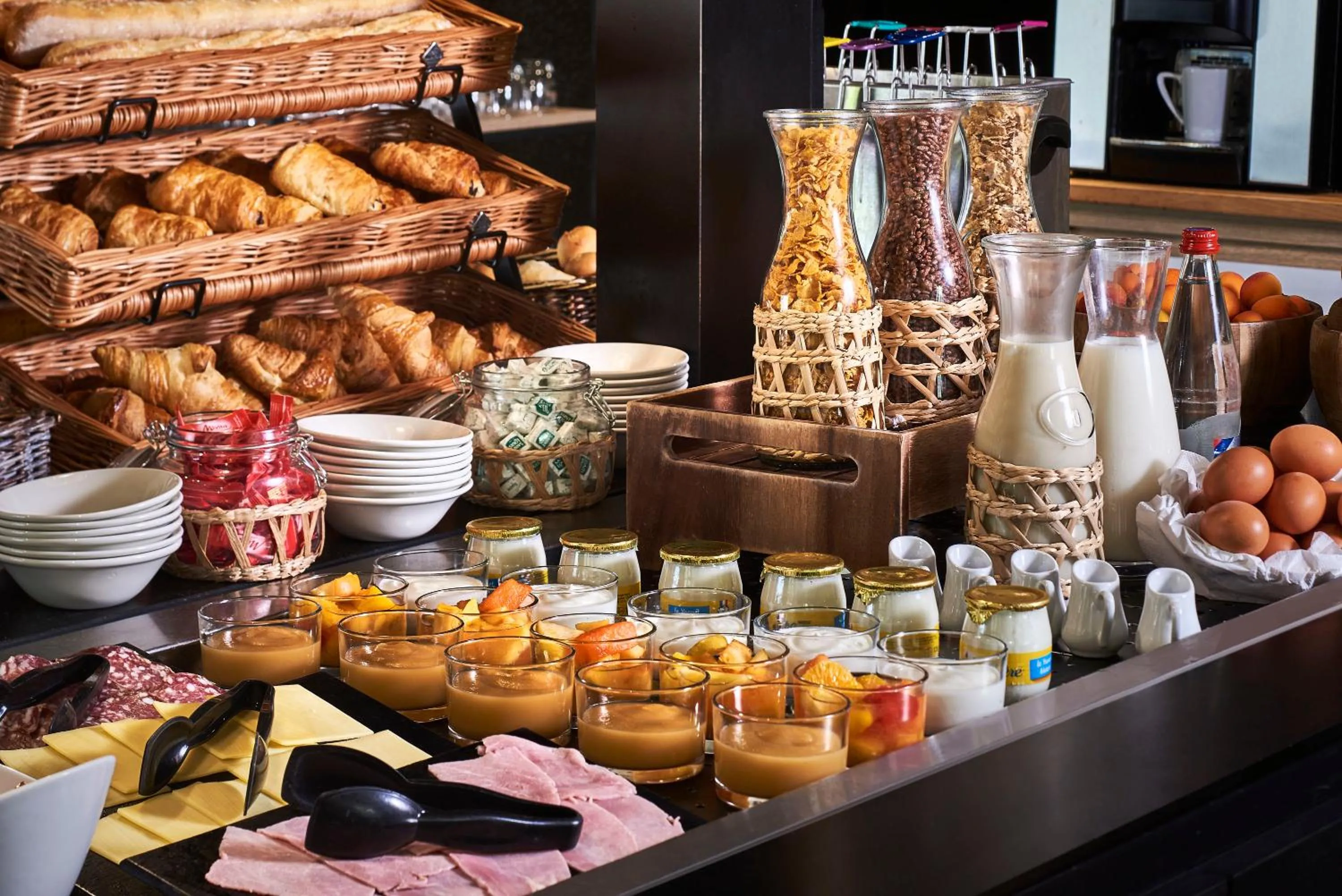 Breakfast in The Originals City Hôtel La Verrière-Yvelines