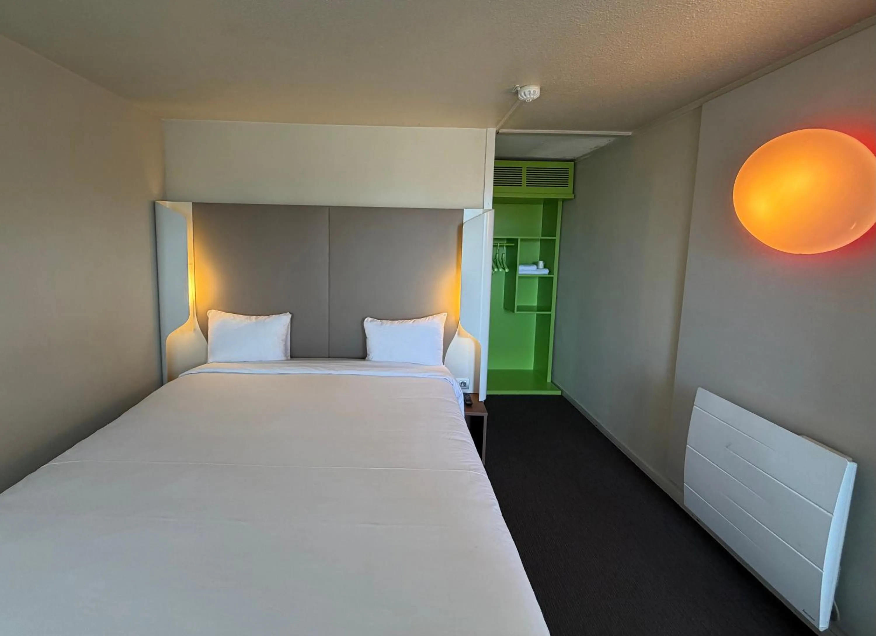 Bedroom, Bed in Campanile Troyes Sud - Buchères